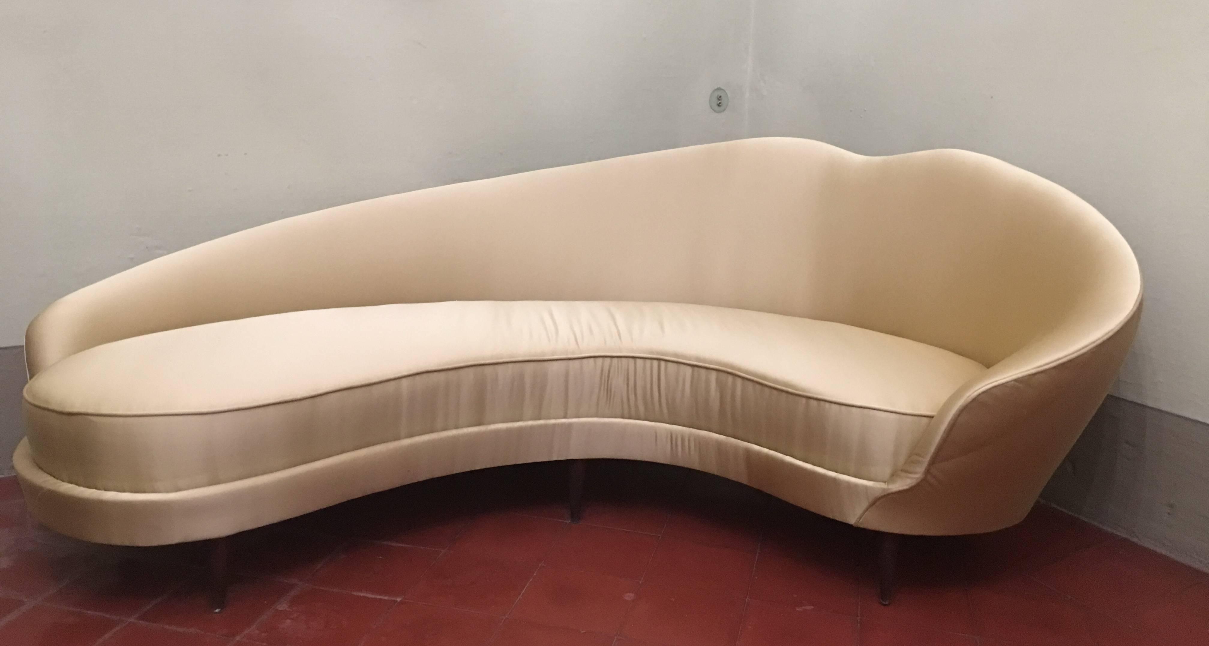 Very elegant curved sofa designed by Federico Munari.
Newly silk uphpolstered.