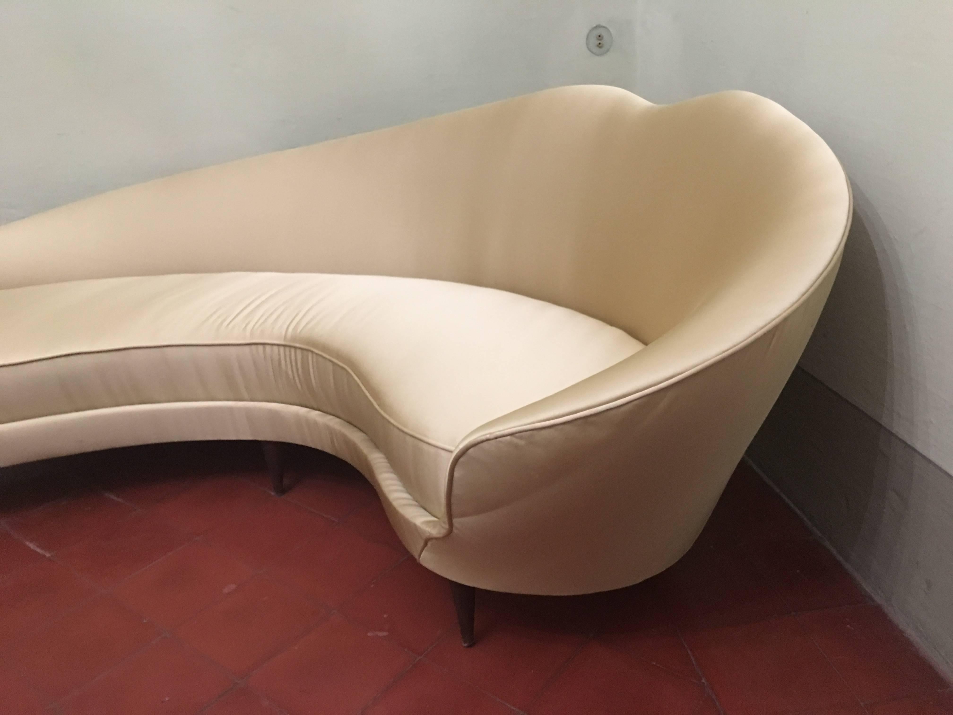 Charming Curved Sofa by Federico Munari In Excellent Condition In Piacenza, Italy