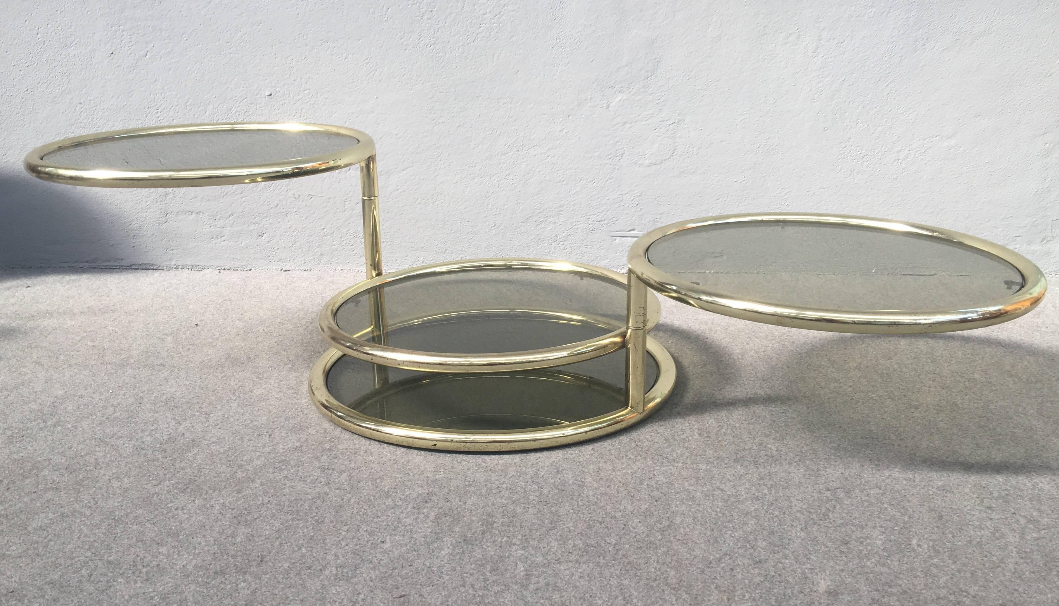 Very nice four tiers coffee table, glass and metal frame has applied brass patina. Please look at the pictures for see how you could slide the tiers.
Measures max opened table cm 180.