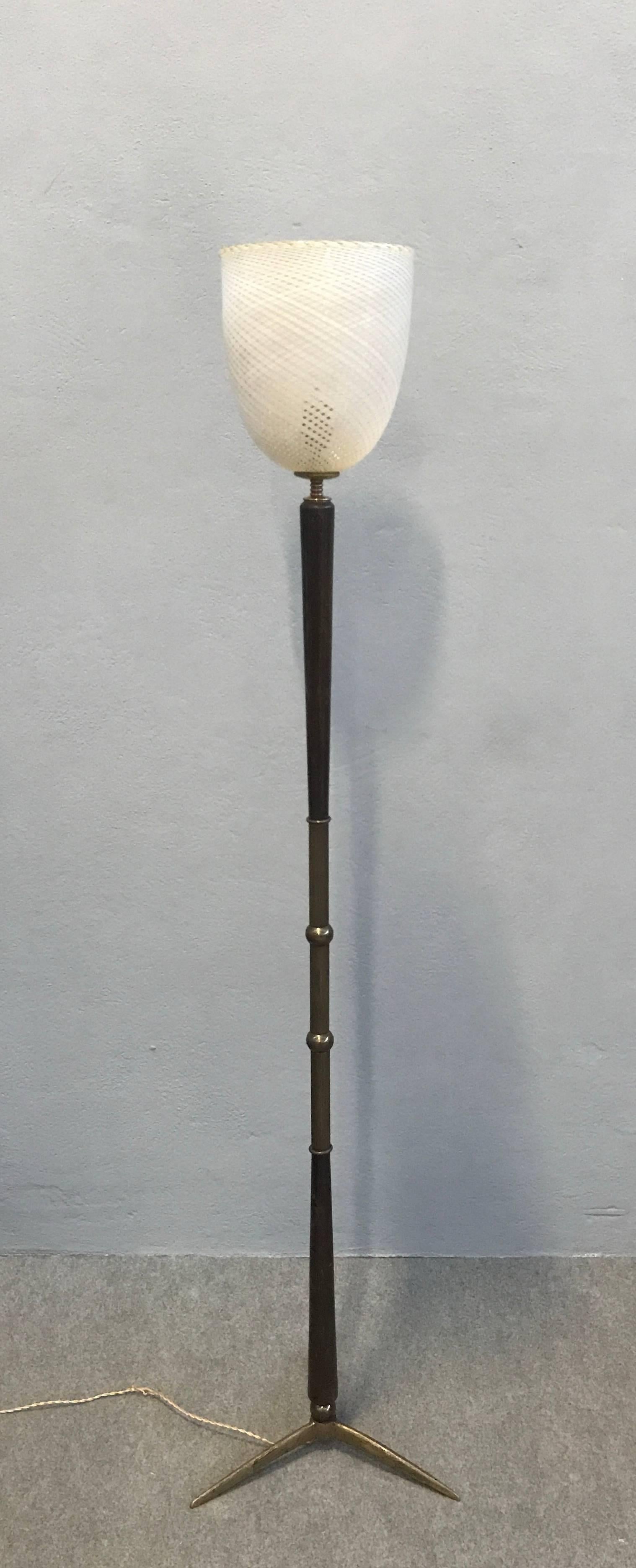 Very elegant floor lamp attributed to Osvaldo Borsani with glass made by Seguso and wood and brass structure, circa 1948.
 