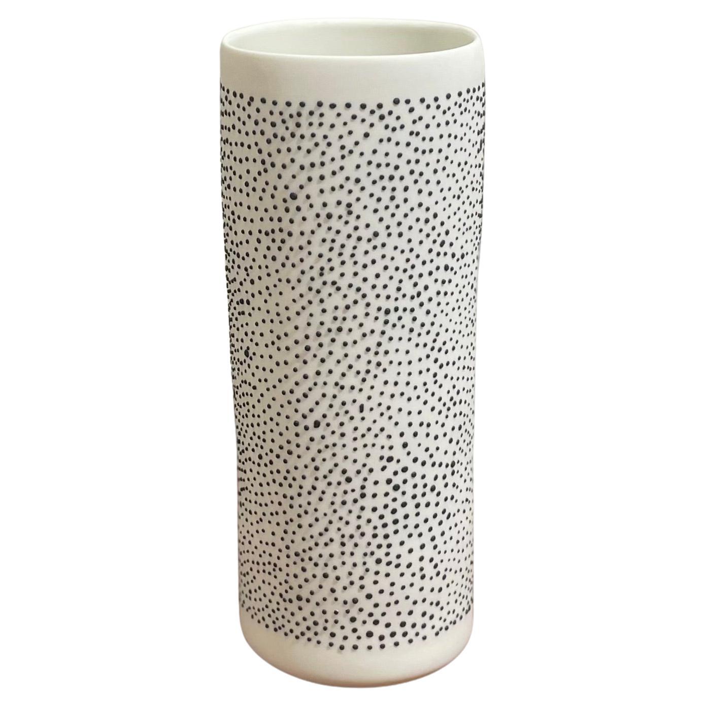 Vase FLUTE, vase contemporain en porcelaine fait main, blanc avec des points noirs en relief