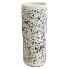 FLUTE Vase, handgefertigtes Porzellan Contemporary Vase weiß mit schwarzen Punkten in Relief