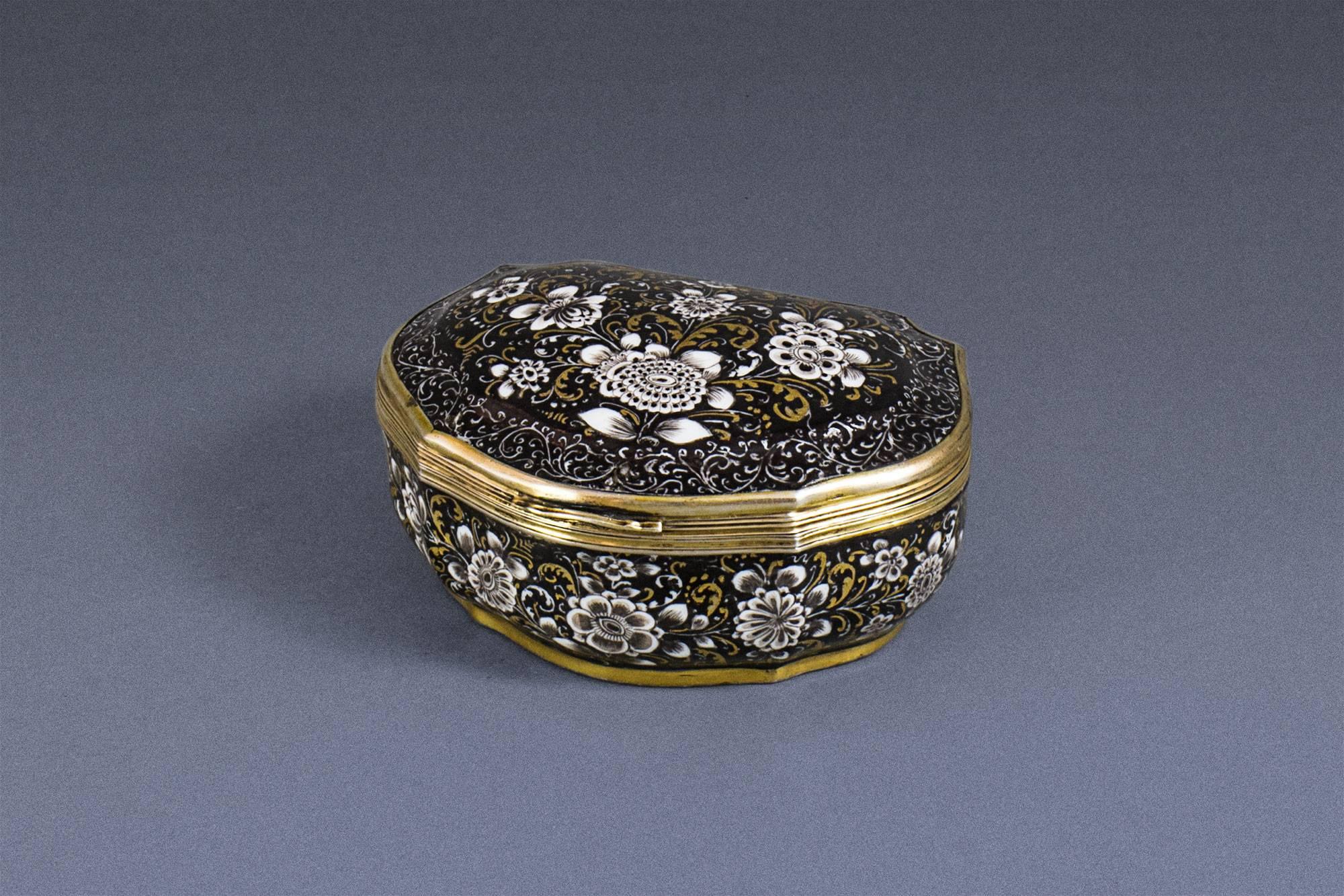 Meissen, circa 1740
Form number ‘66’ (after Beaucamp-Markowsky)
Silver-gilt mount
The interior of the box completely gilded

The exterior sides of the box are decorated with black ground colour, covered with etched flowers and branches in white