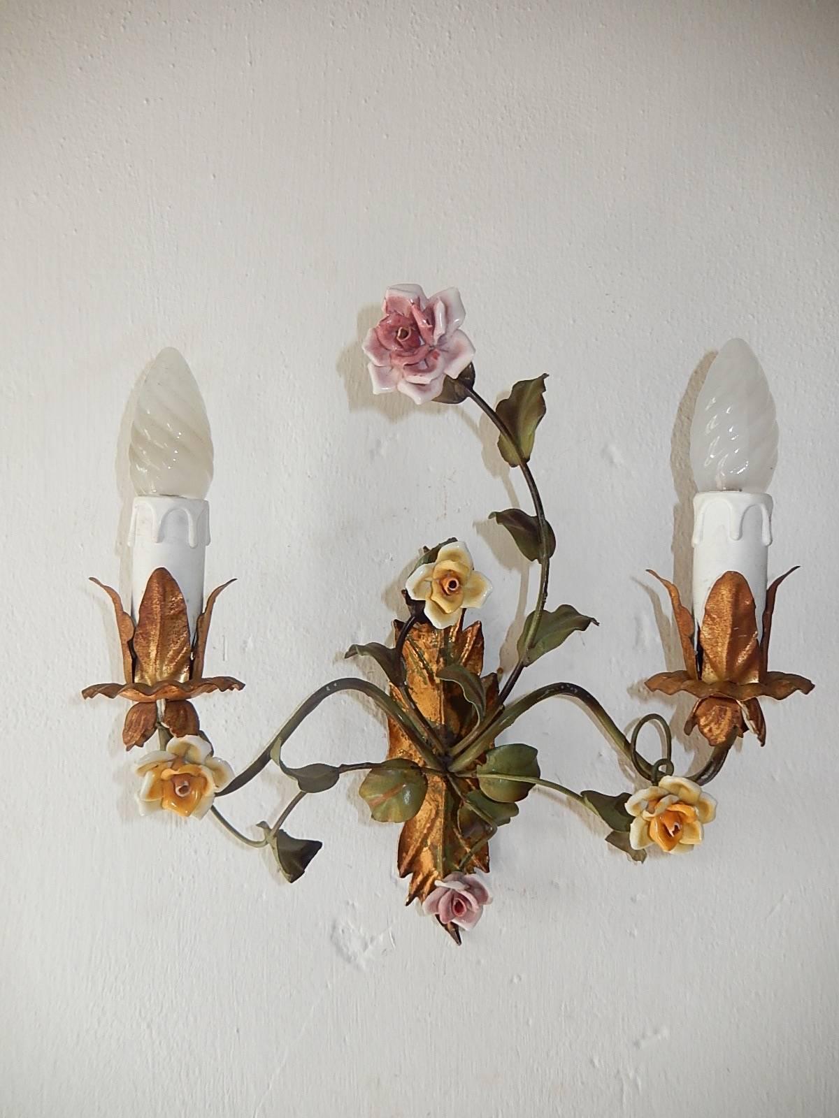19th Century Italian Tole and Porcelain Roses Polychrome Sconces In Excellent Condition In Modena (MO), Modena (Mo)