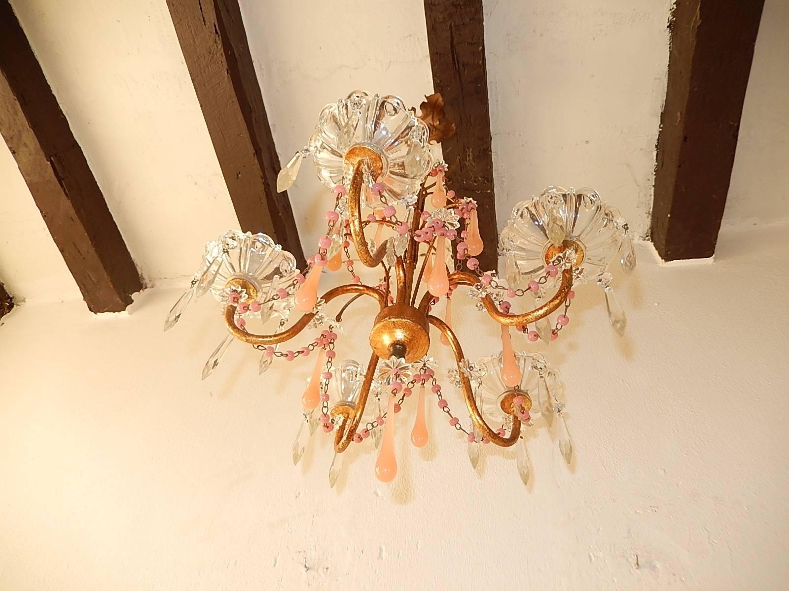 Français Lustre français en perles d'opaline rose, gouttes de Murano et prismes de cristal en vente