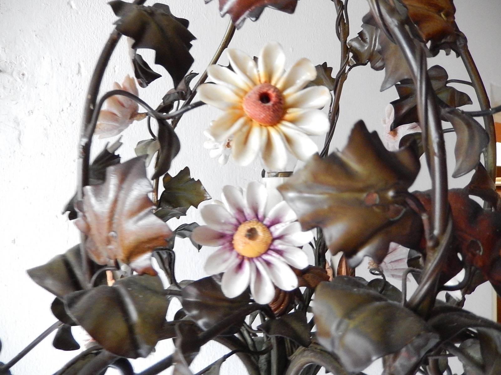 1890 Italian Tole Porcelain Flowers Chandelier In Excellent Condition In Modena (MO), Modena (Mo)