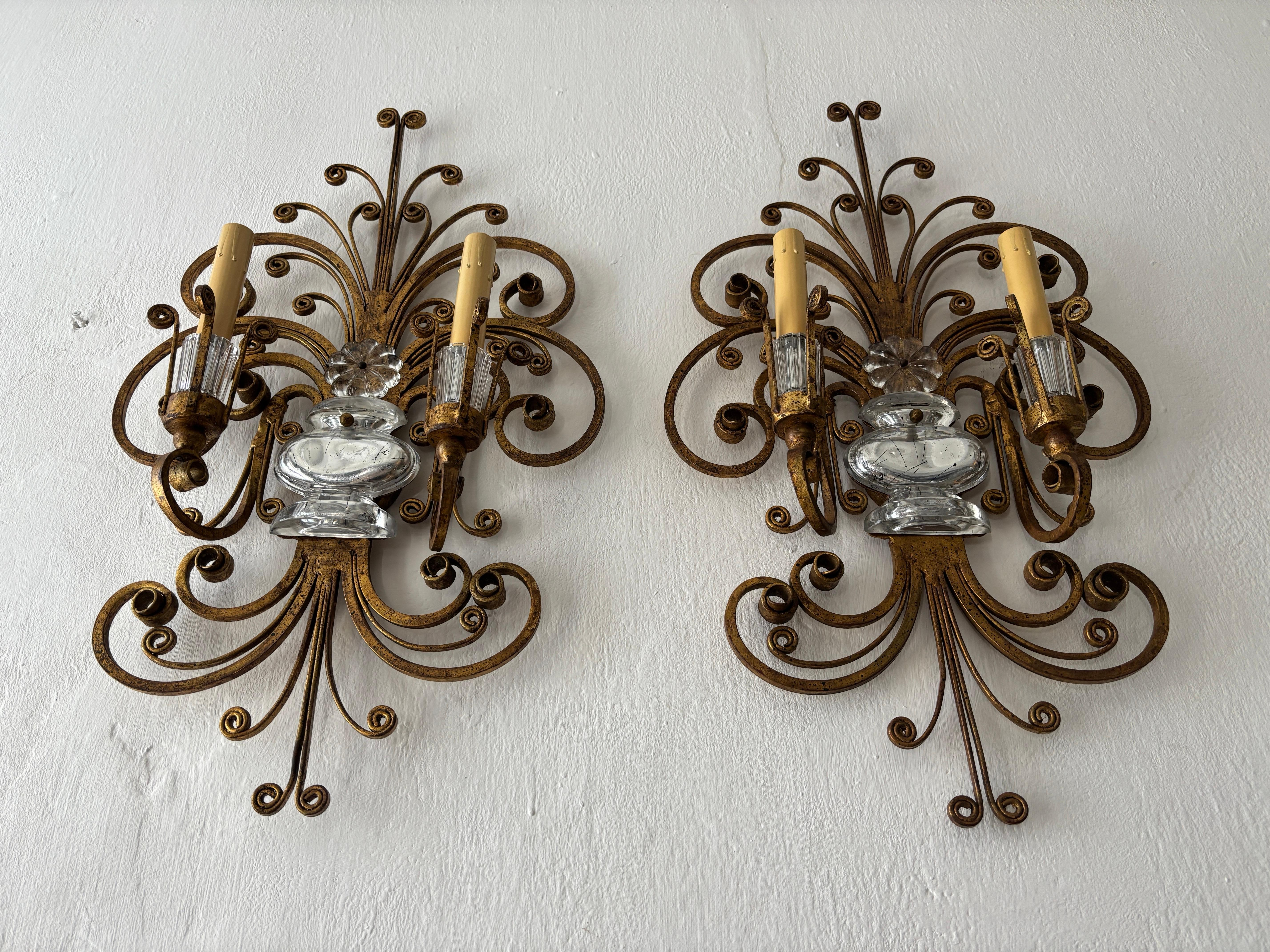  Alloggiamento di 2 luci ciascuno.  Questi saranno ricablati con prese certificate UL per gli Stati Uniti o con prese appropriate per tutti gli altri paesi.  Bellissime applique con portalampada in vetro, urna in vetro e fiore.  Metallo pesante