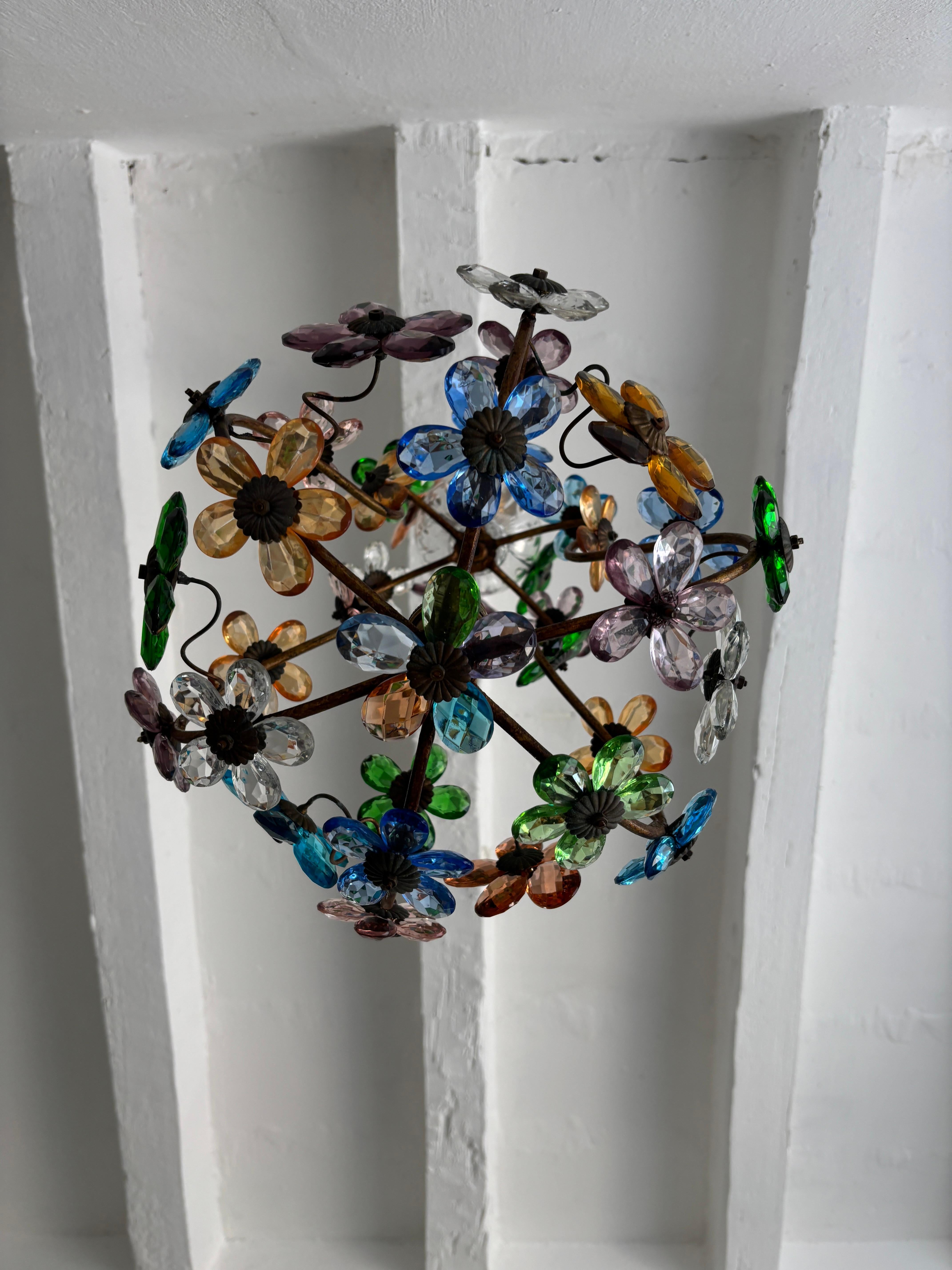 Boîtier 1 lumière sur le fond. Il sera nouvellement câblé avec des prises certifiées UL pour les États-Unis et des prises appropriées pour tous les autres pays, et sera prêt à être accroché. Forme extrêmement rare et ornementation de prismes de