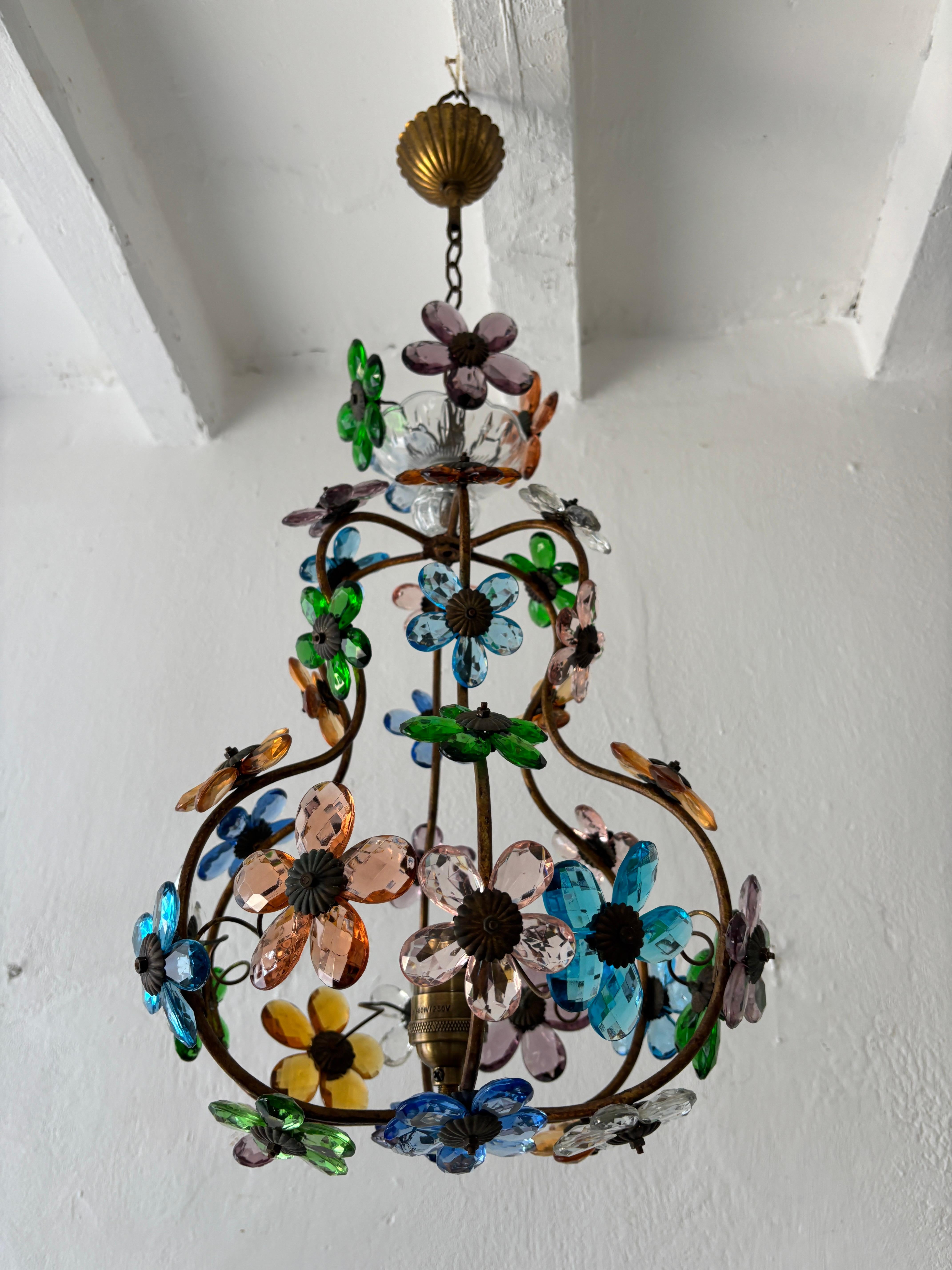 Français Lustre rare de la Maison Baguès avec prisme en cristal à fleurs multicolores en vente