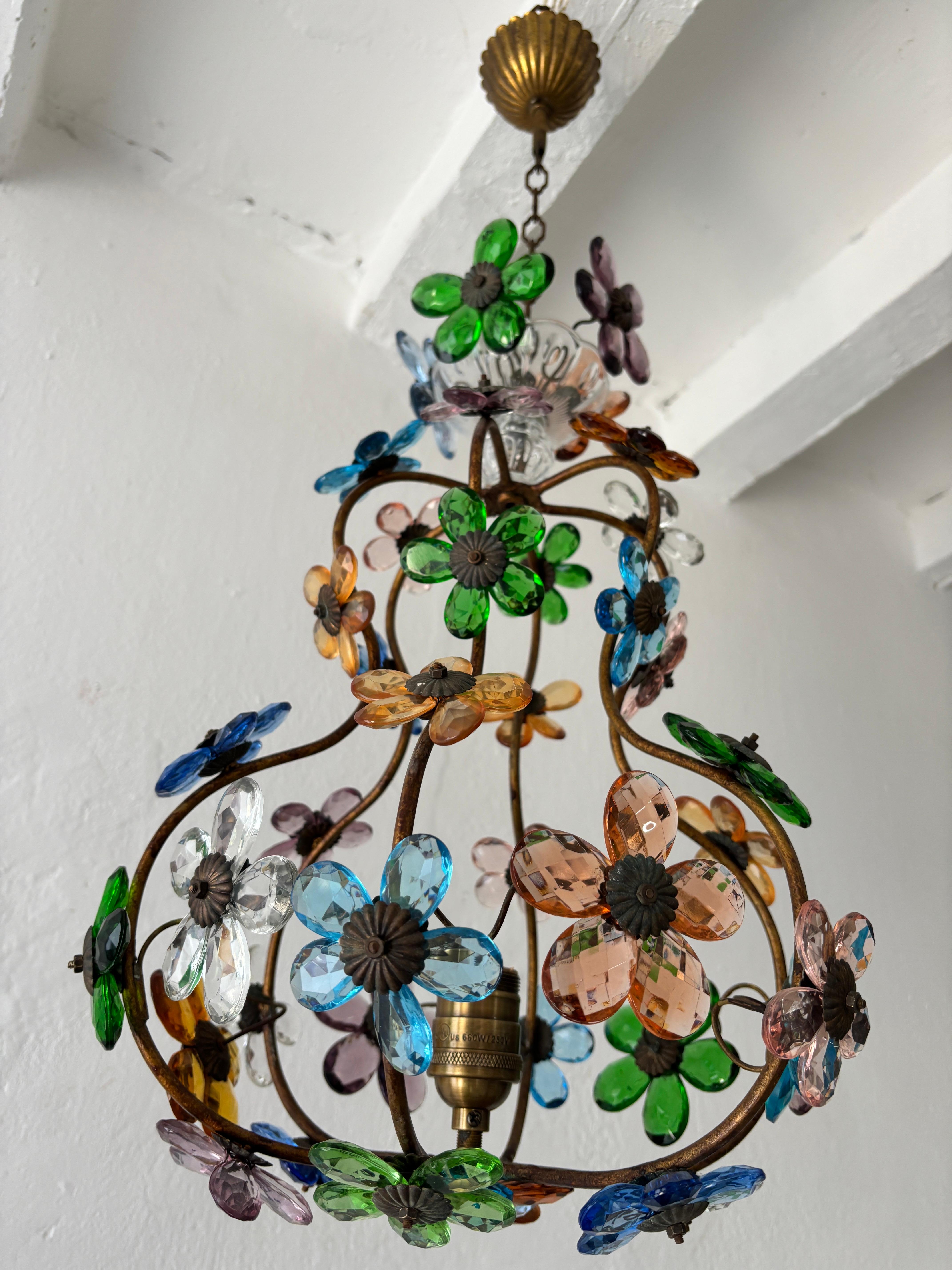 Début du 20ème siècle Lustre rare de la Maison Baguès avec prisme en cristal à fleurs multicolores en vente