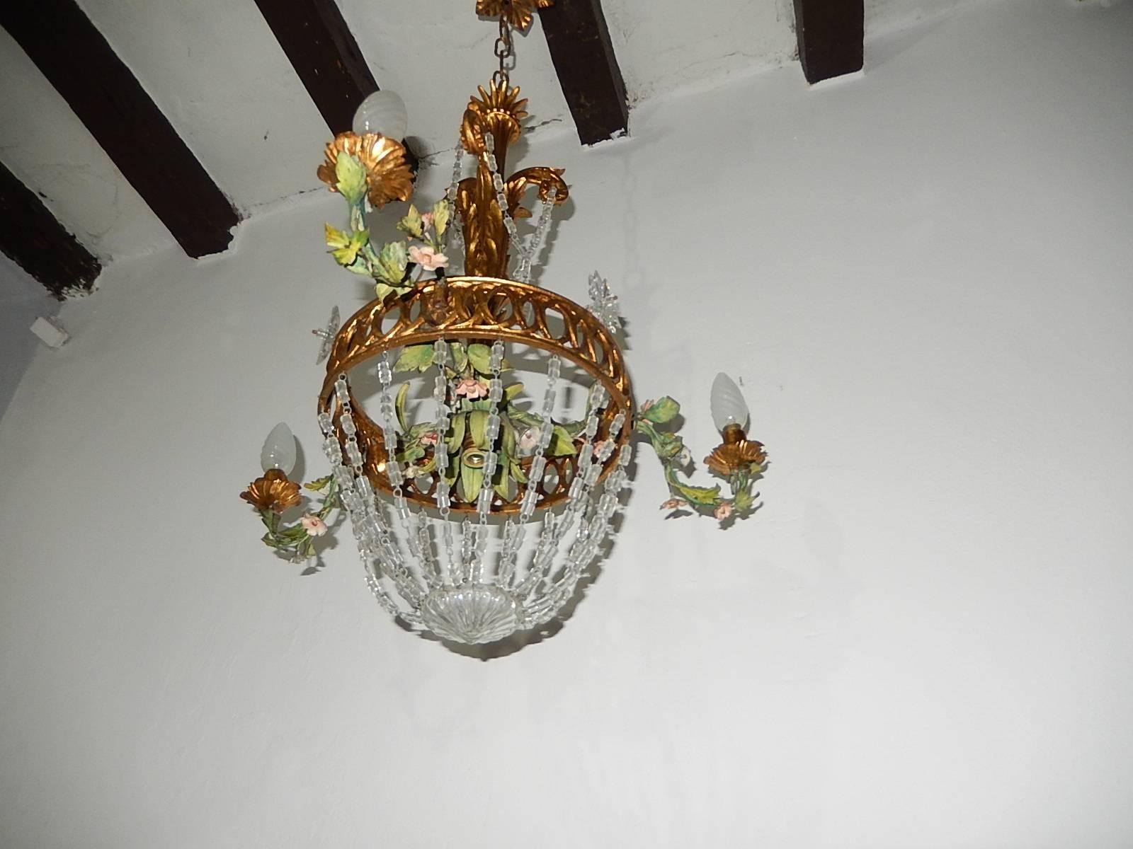 French Giltwood Tole Flowers Crystal Prisms Chandelier In Excellent Condition For Sale In Modena (MO), Modena (Mo)