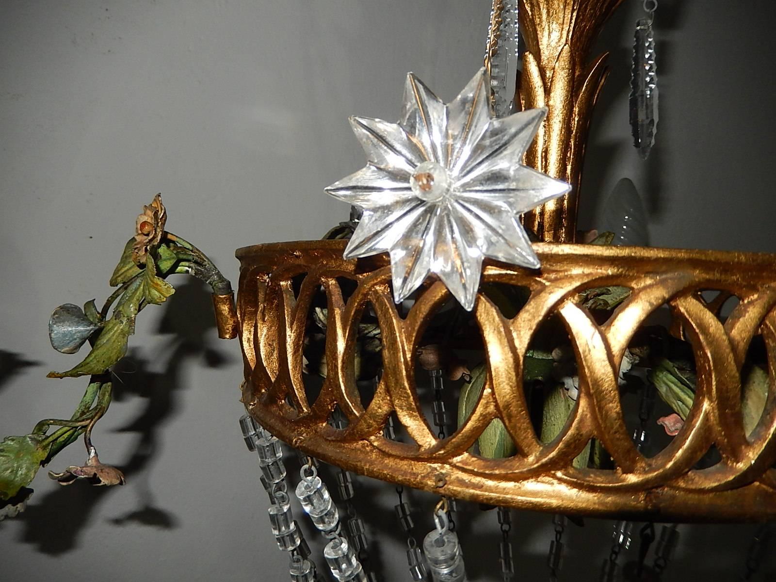 Kronleuchter aus vergoldetem Holz mit Blumen aus Kristall und Prismen im Angebot 3