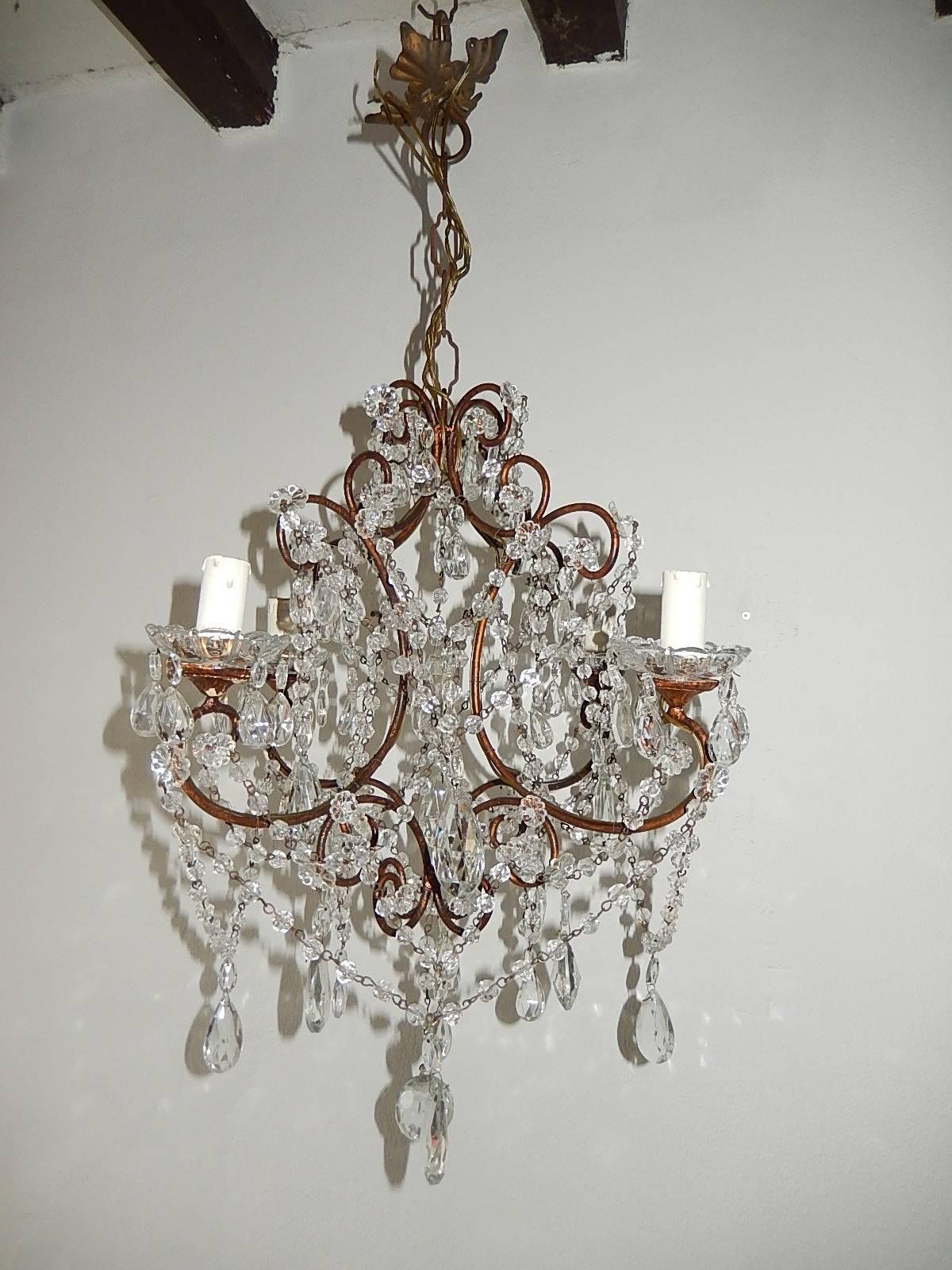 Ospita quattro luci, sedute in bobeches di cristallo, con prismi di cristallo vintage. Bobeches su pali in legno dorato. Sfilze di grandi sfere di cristallo tagliato e prismi e fiocchi di cristallo vintage. Aggiungi altri 10 pollici di catena