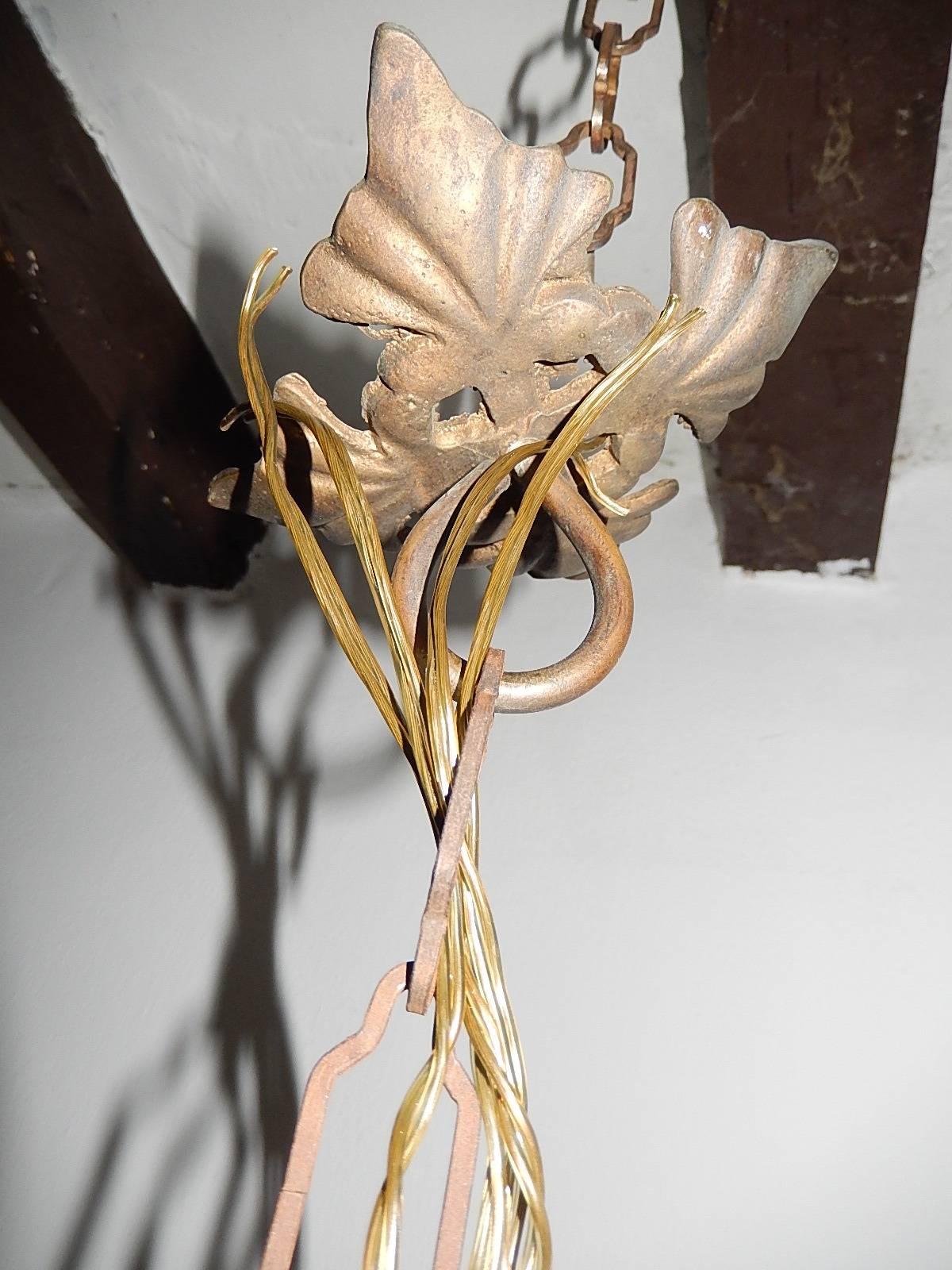 1920, francese, lampadario con volute e prismi di cristallo in vendita 1