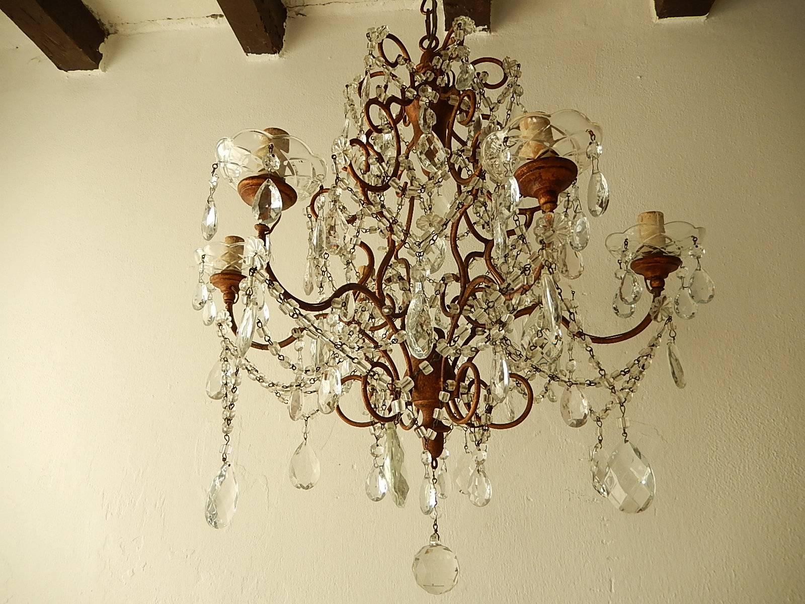 Ospita sei luci, collocate in bobeches di cristallo che gocciolano di cristalli. Sarà ricablato con prese UL certificate per gli Stati Uniti e pronto per essere appeso. Scaglie di perline di maccheroni. legno dorato in alto e in basso. Catena e