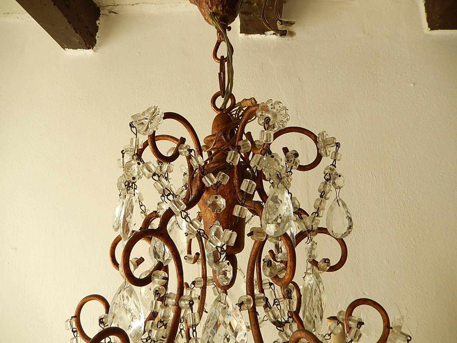 Lampadario francese con prismi di cristallo in legno dorato, 1900 circa In condizioni buone in vendita a Firenze, Toscana