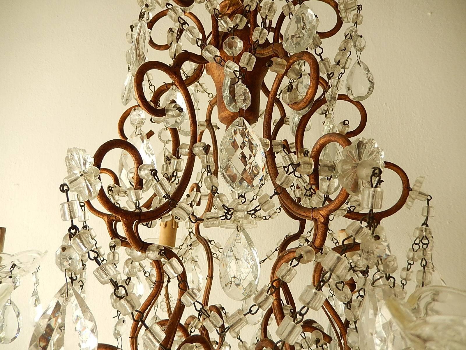 Inizio XX secolo Lampadario francese con prismi di cristallo in legno dorato, 1900 circa in vendita