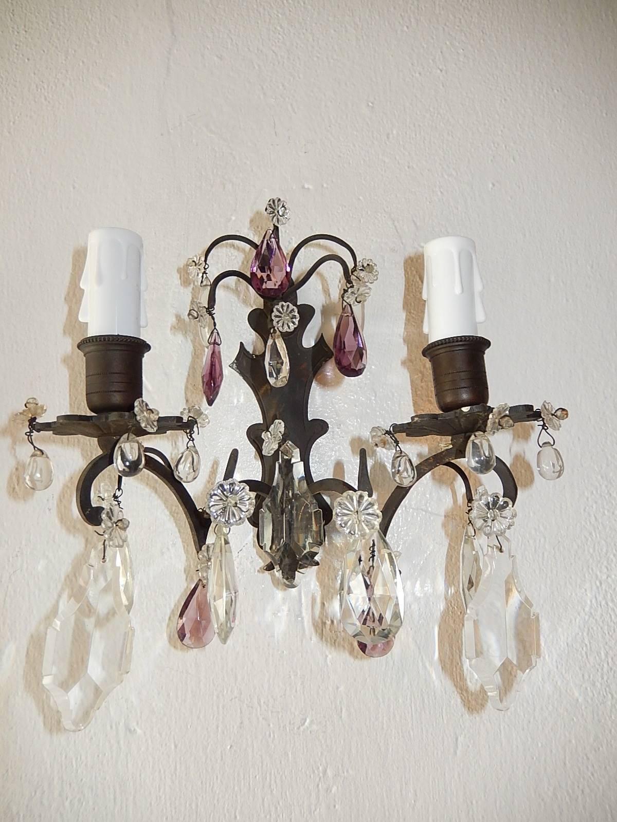 Early 20th Century French Burnished Brass Amethyst and Clear Crystal Prisms Sconces For Sale