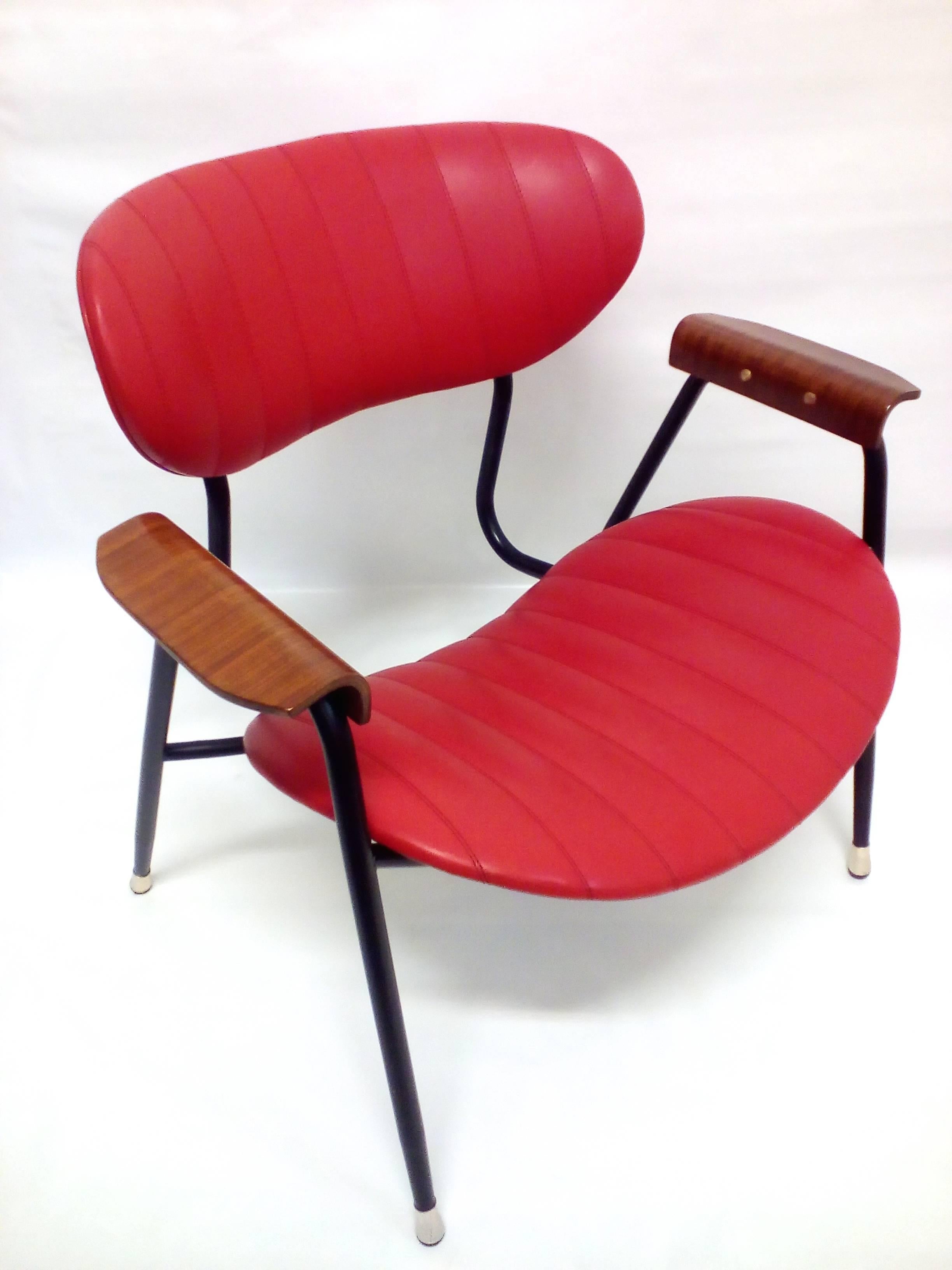 Excellent pair of Mid century side chairs with original bright red faux leather upholstering in great condition.
Black metal frame which is nicely detailed and elegant plywood armrests with brass attachments.