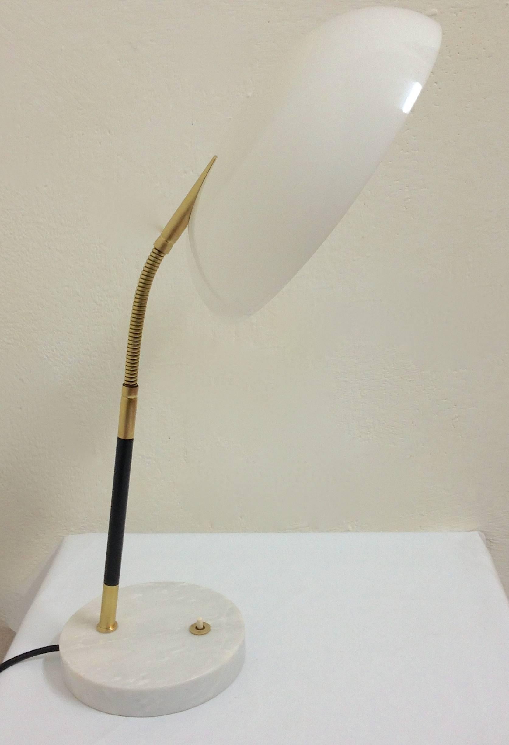 Mid-Century White and Brass Stilux Desk Lamp on Marble Base In Good Condition For Sale In Hem, NL