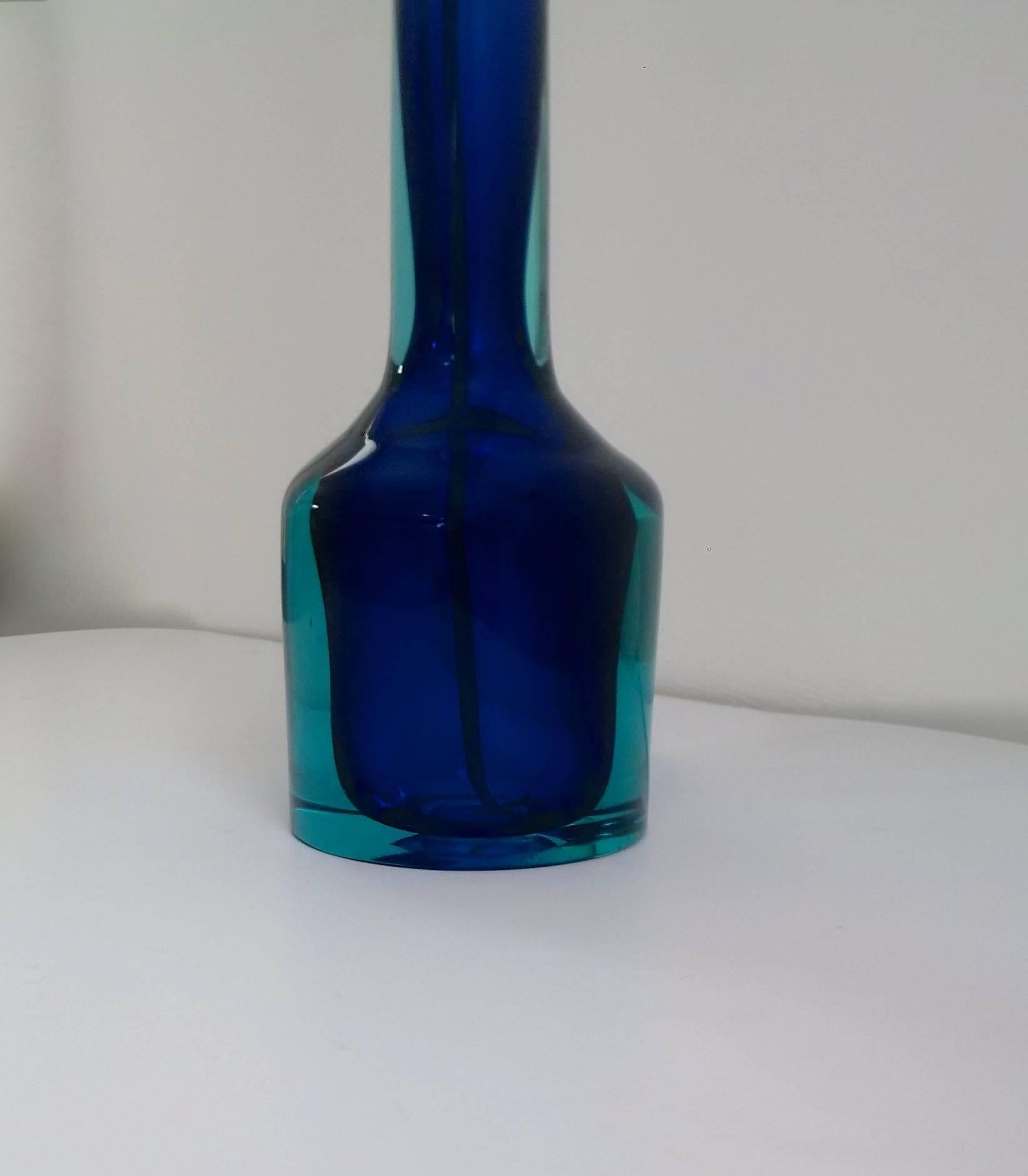 A very sleek modernist design with beautiful blue and green color tones in Sommerso technique. The total height of the glass is 51 cm (+/-21 inches). This is without the light fitting.
The lamp is of an exceptional quality.