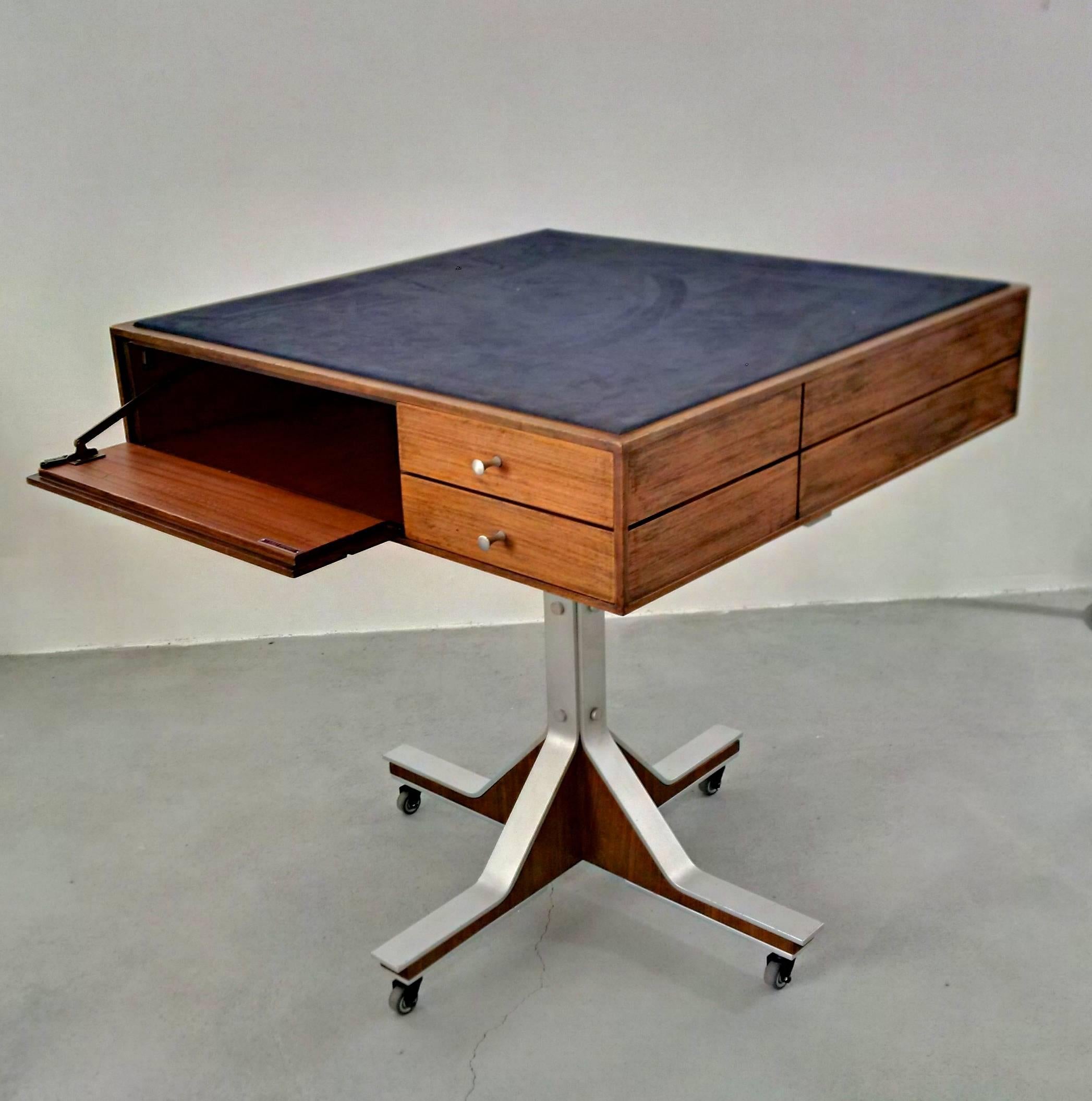 Mid-Century Modern Mid-Century Italian Game Table in the Style of Gianfranco Frattini For Sale