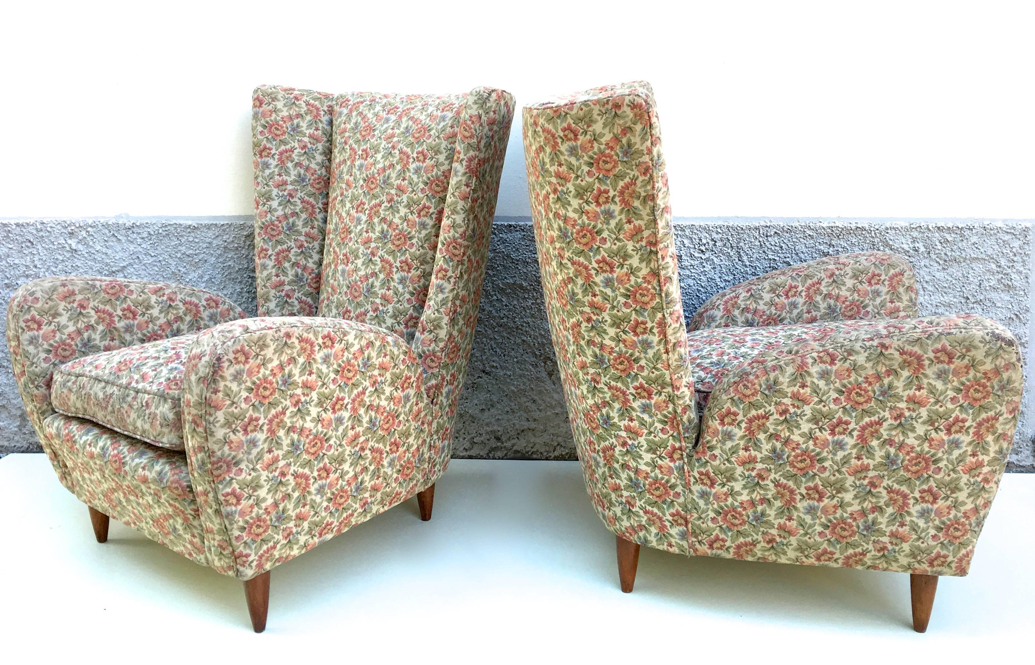 A pair of Italian lounge chairs by the Milanese architect Paolo Buffa. Designed for the Hotel Bristol in Merano, circa 1950.
Original fabric in flower pattern and padding. Walnut tapered feet.