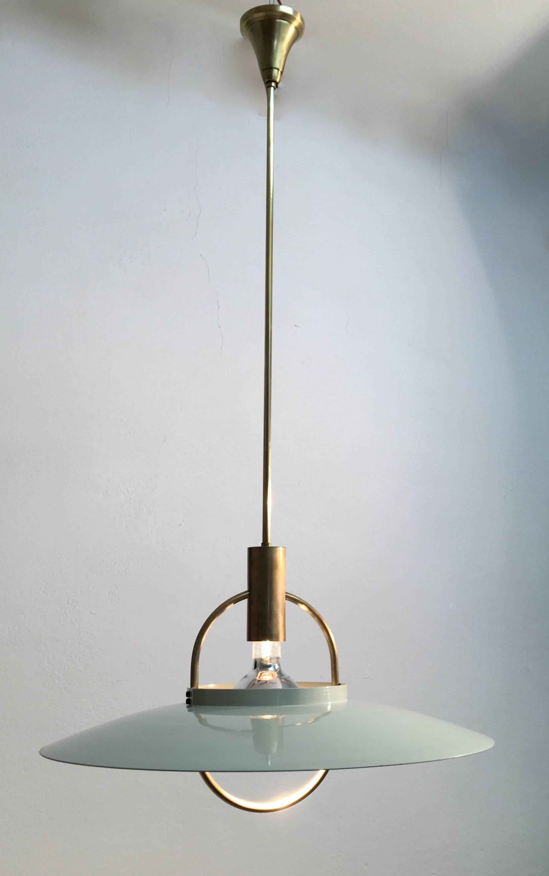 Saucer pendant with brass suspension and lacquered metal disc with Minimalist features.
Labelled on the ceiling rose.