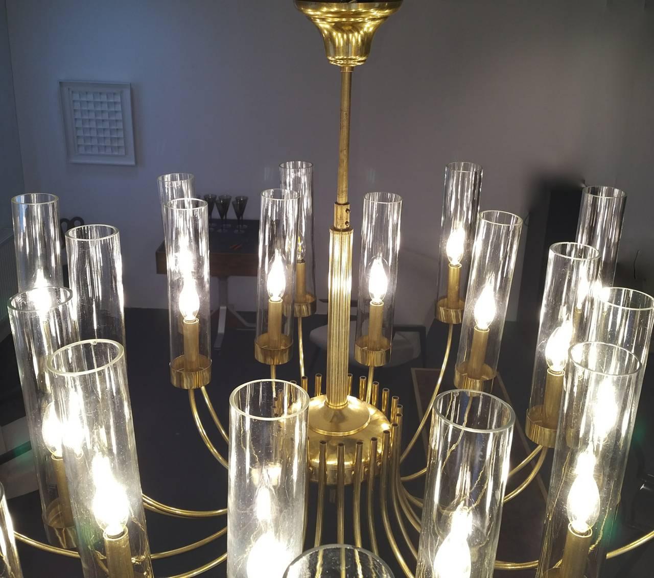 Spectacular 24 Arm Brass and Glass Chandelier In Good Condition For Sale In Hem, NL