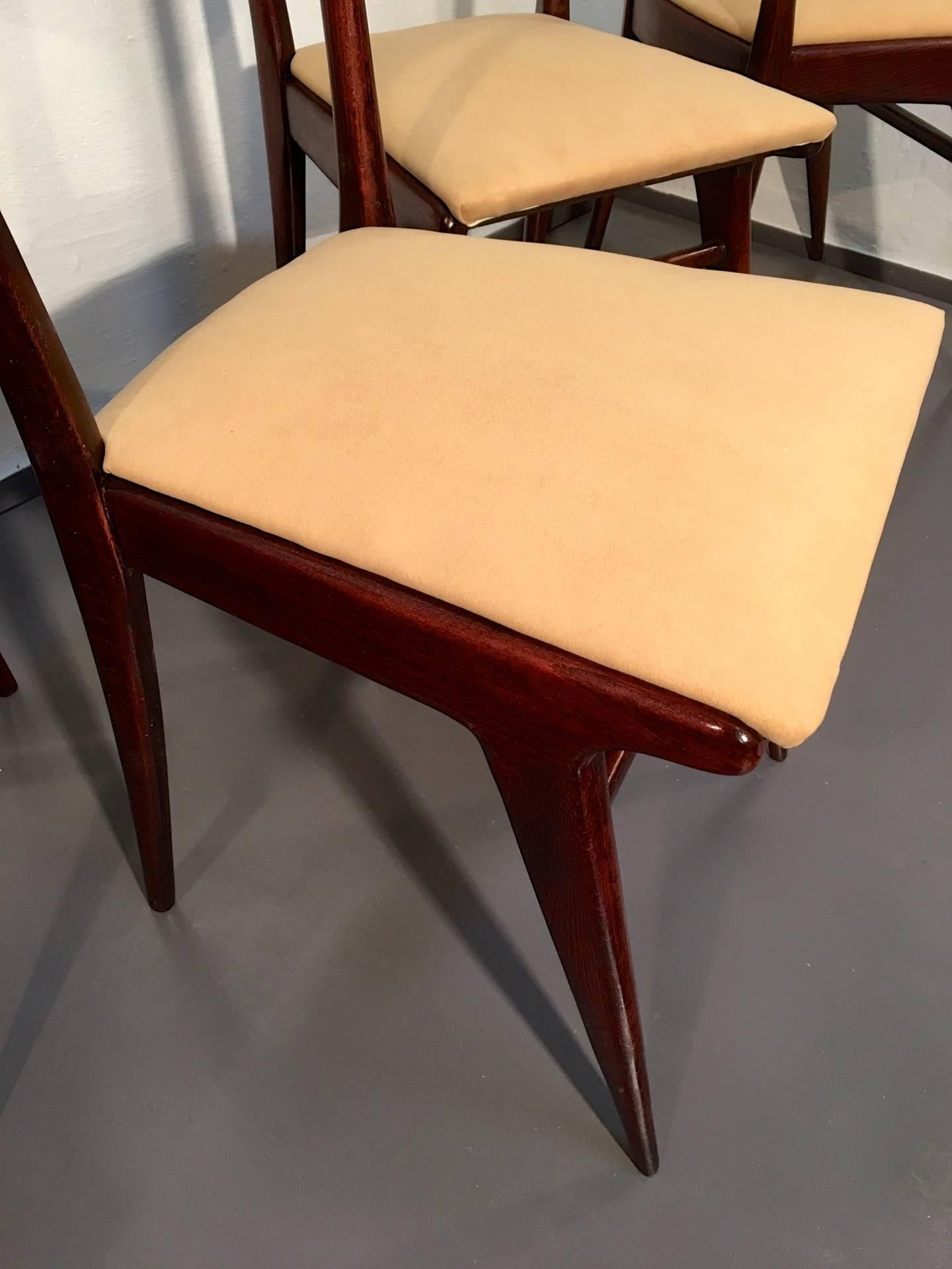 Mid-Century Modern Set of Four Chairs, Style of Carlo de Carli for Cassina, 1957 For Sale