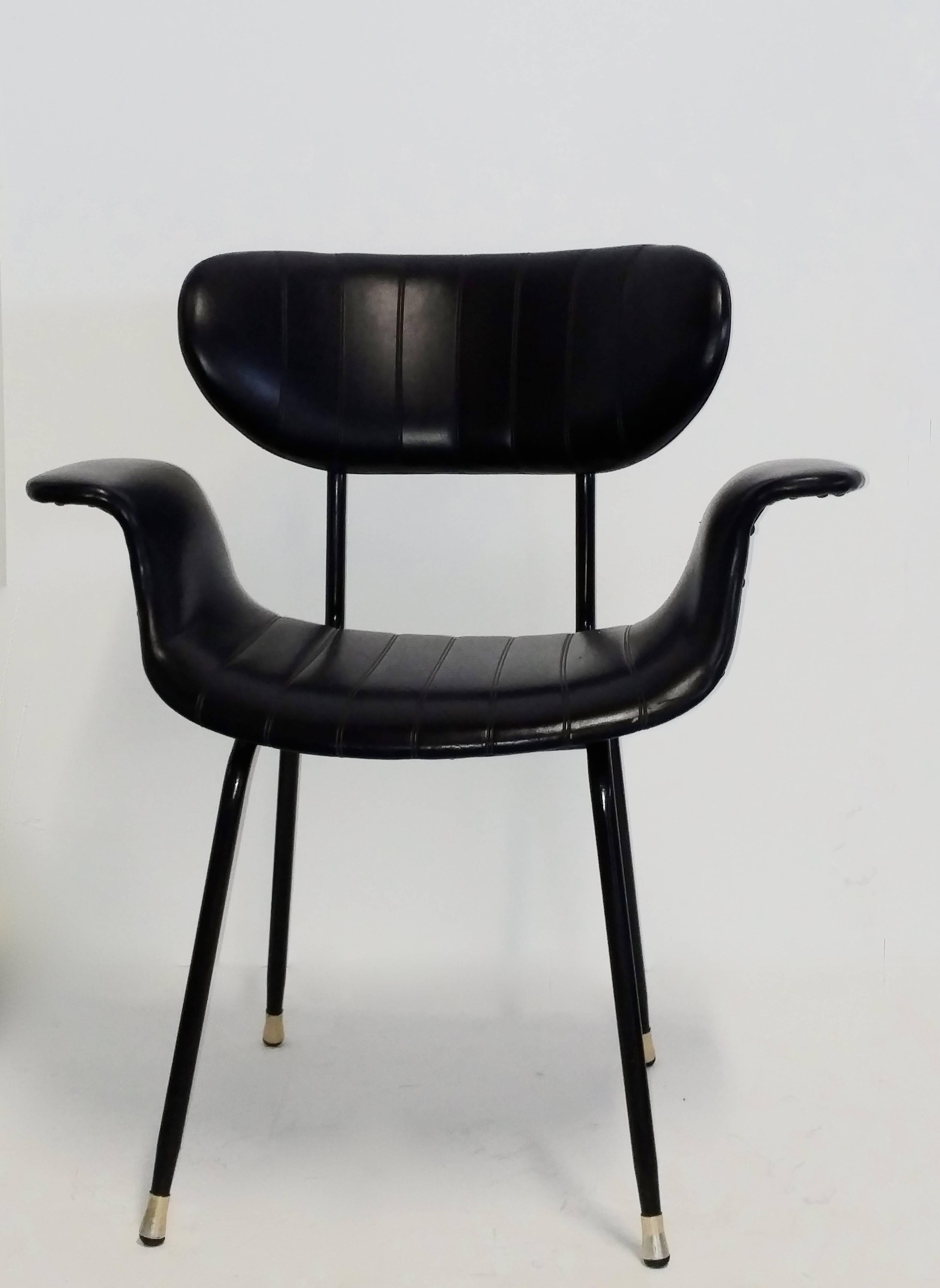 Mid-Century Italian chair with swan type curved armrests, rosewood shell and backrest. Upholstered in black leather. The black metal frame has brass feet.