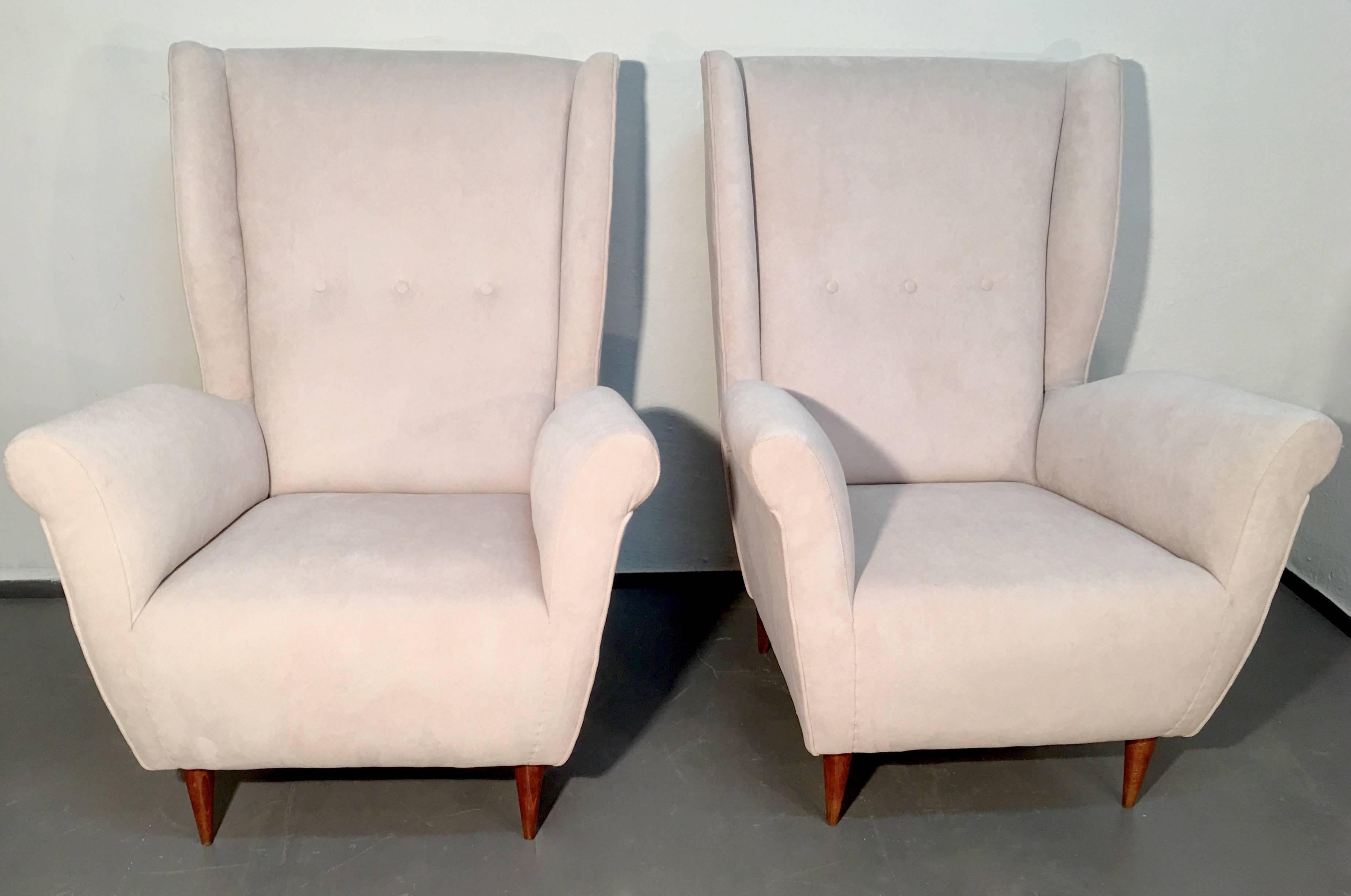 Pair of Italian midcentury lounge chairs for I.S.A. Bergamo, Italy, 1940s.
Newly upholstered, tapered wooden legs.
Att. Gio Ponti