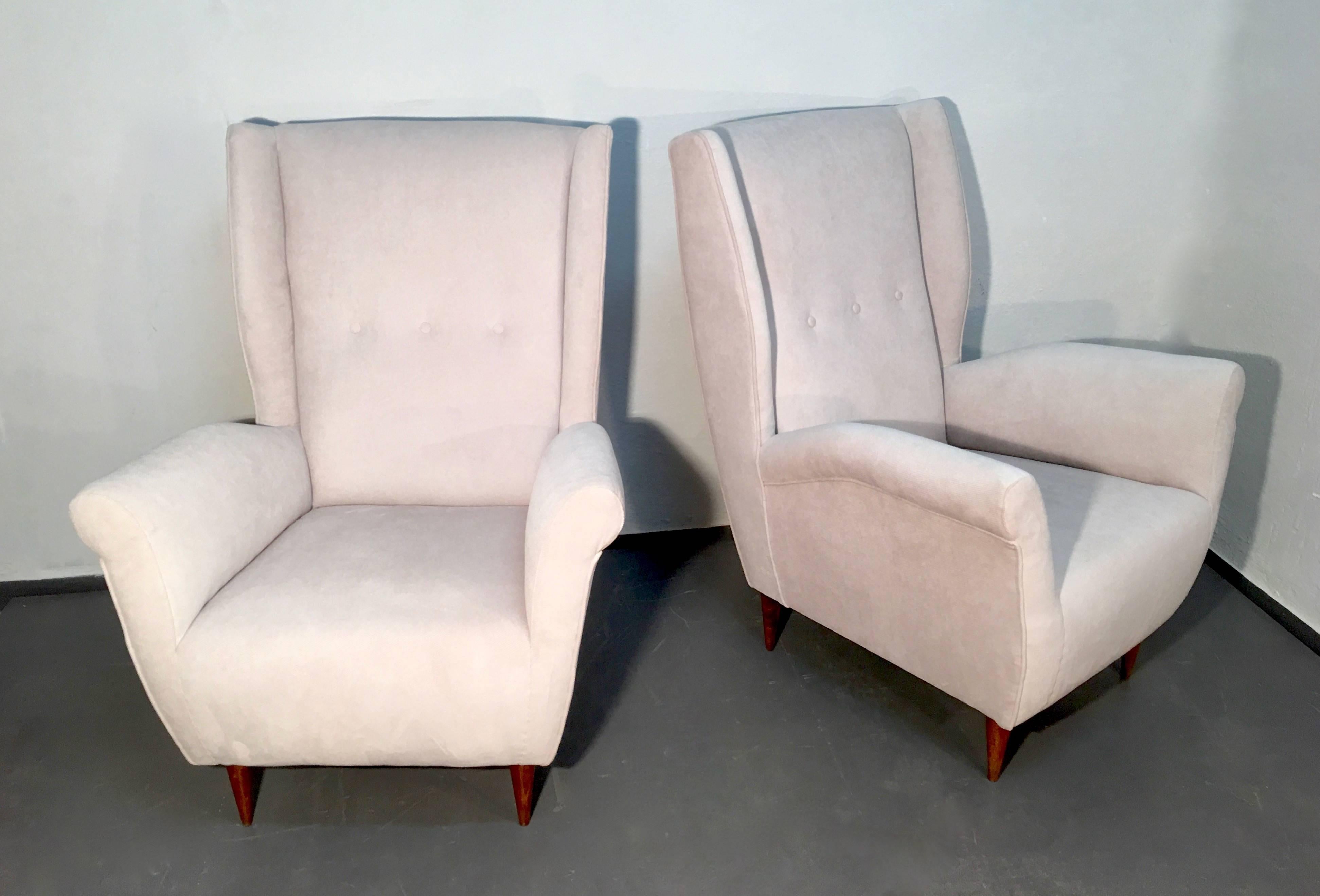 Mid-Century Modern Pair of Italian I.S.A. Bergamo Lounge Chairs, att. Gio Ponti. For Sale