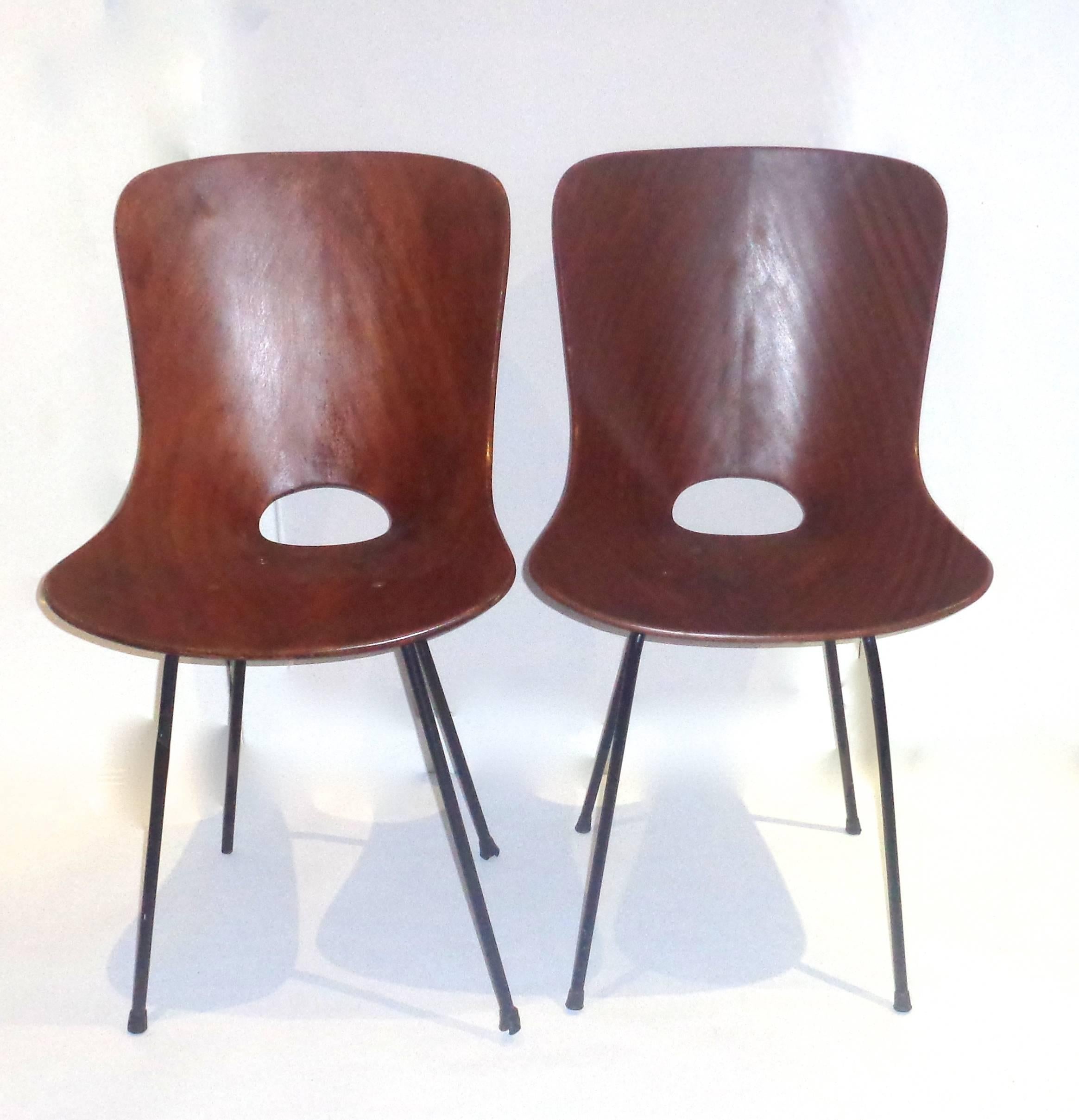 A rare pair of Variante chairs. The famous Medea Chair of Vittorio Nobili which was designed in 1955 and won the prestigious Compasso D'oro award in the following year has a sister chair which Nobili named the Variante. 
These plywood chairs have a