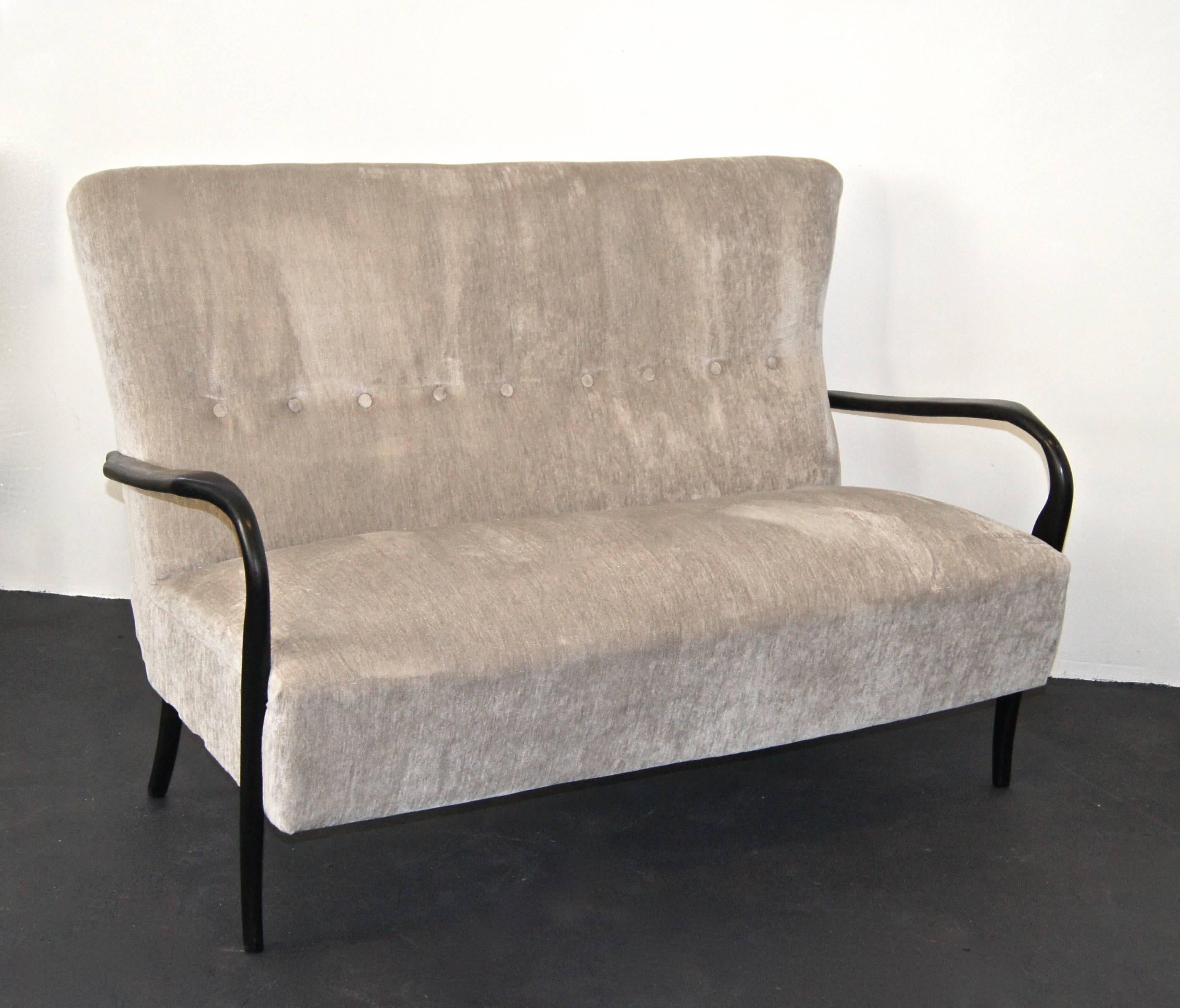 Very elegant sofa with ebonized sculptural armrests and arched legs.
Curved backrest and comfortable high seat.
Neutral coloured upholstering.