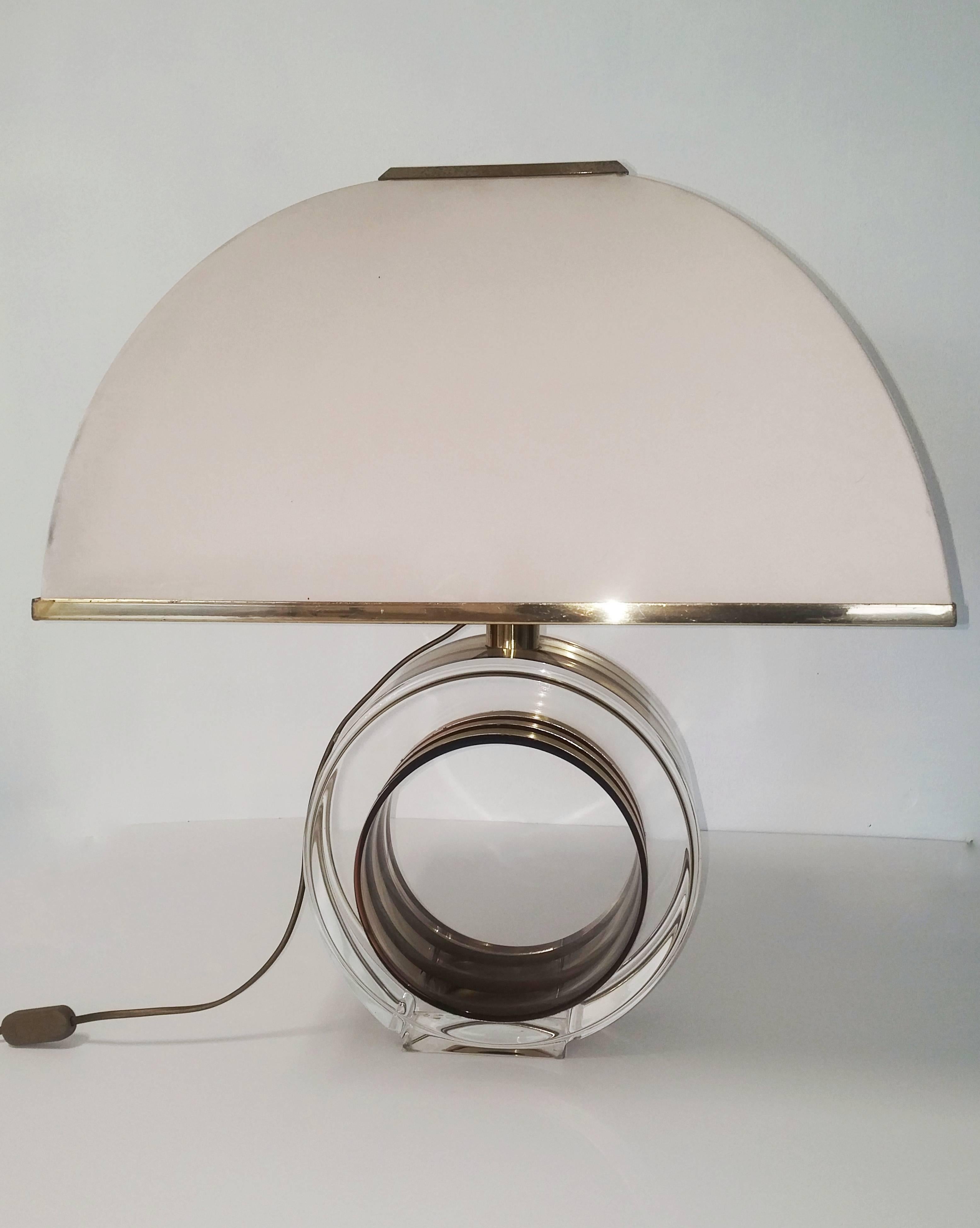 Mid-Century Modern Brass and Lucite Table Lamp, Italy For Sale