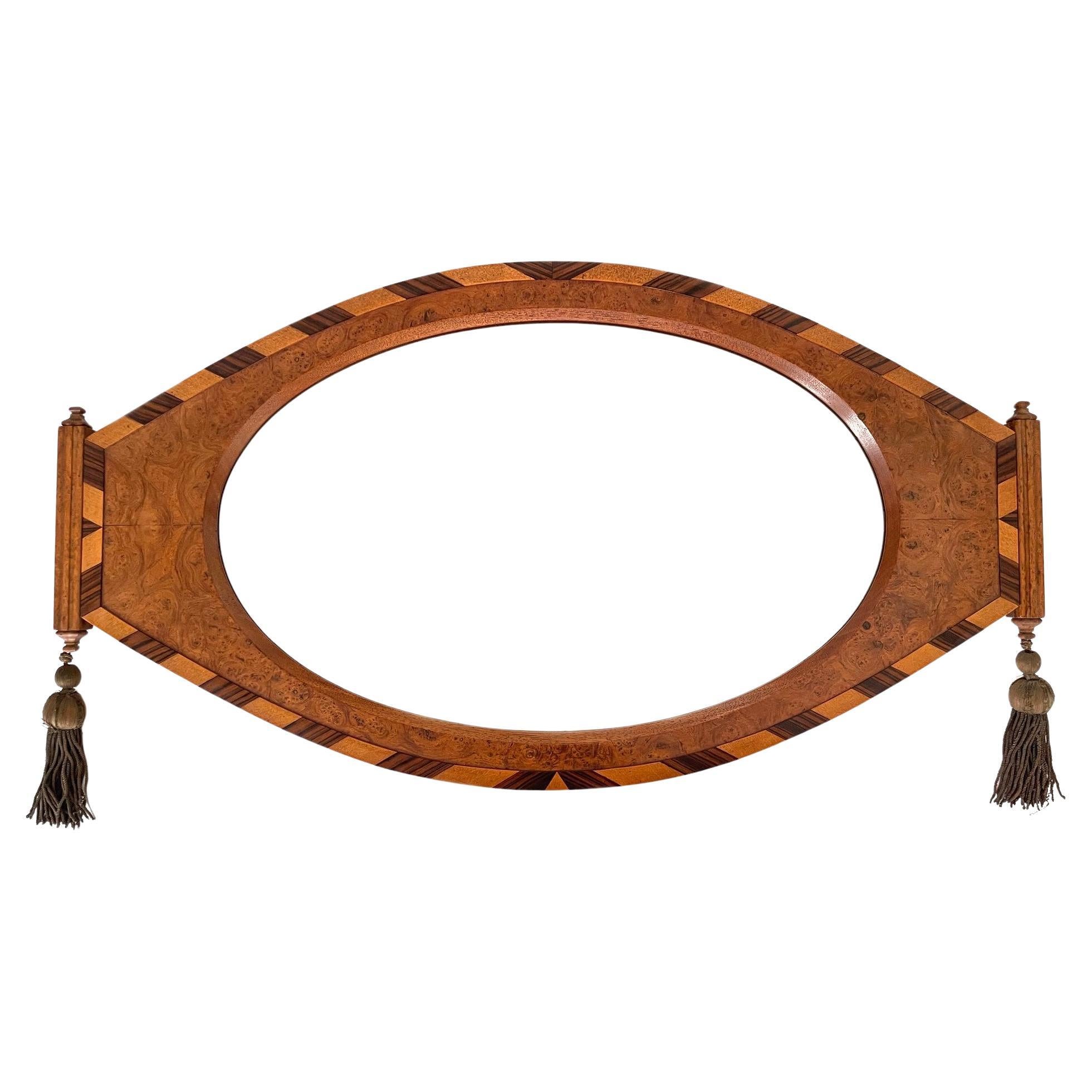 Specchio da appendere in legno impiallacciato e intarsiato in stile Art Deco con due nappe ornamentali in vendita