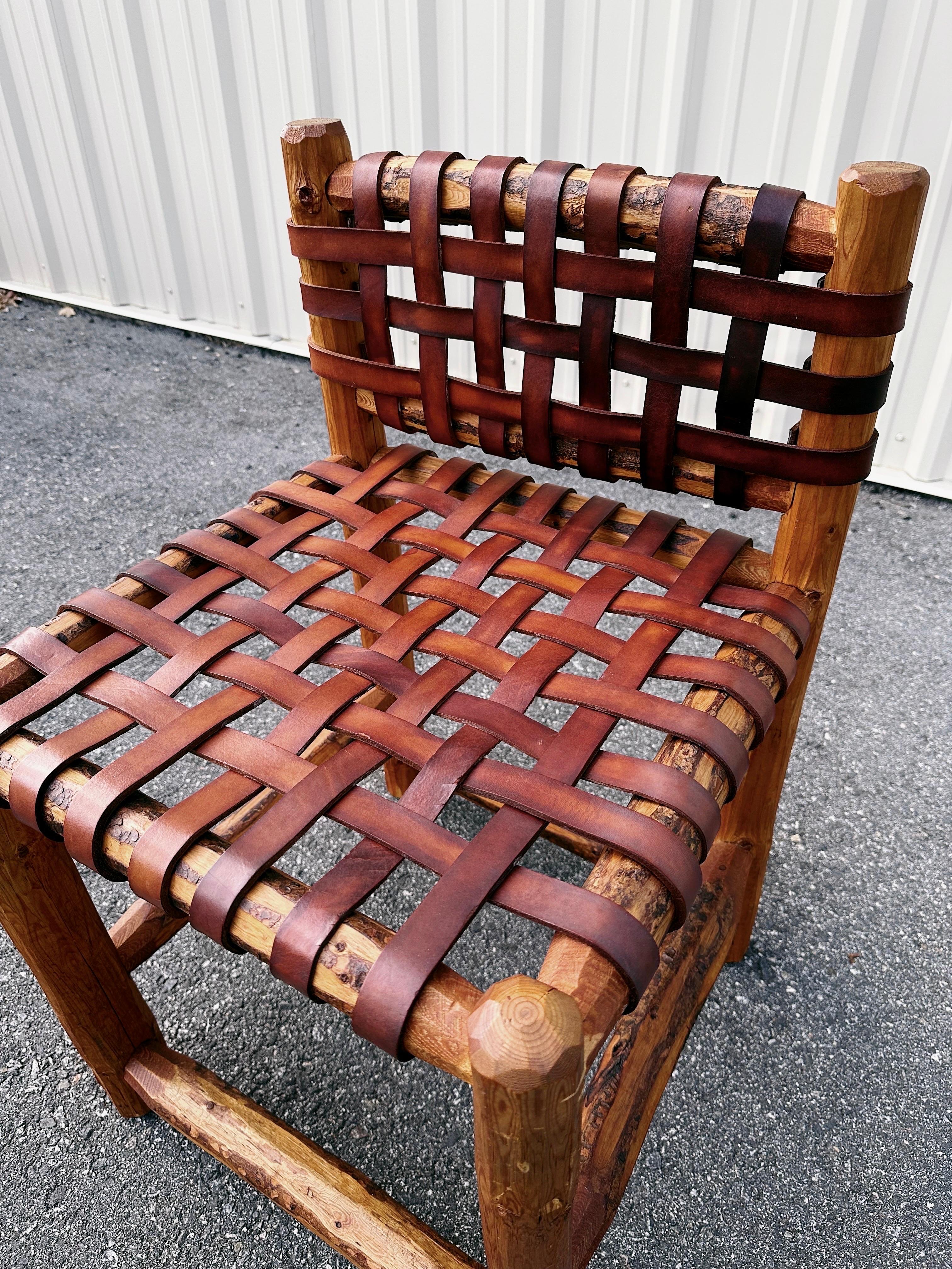 Sculpté à la main Chaises de salle à manger rustiques et anciennes en tissu italien, années 1900, ensemble de 4 en vente
