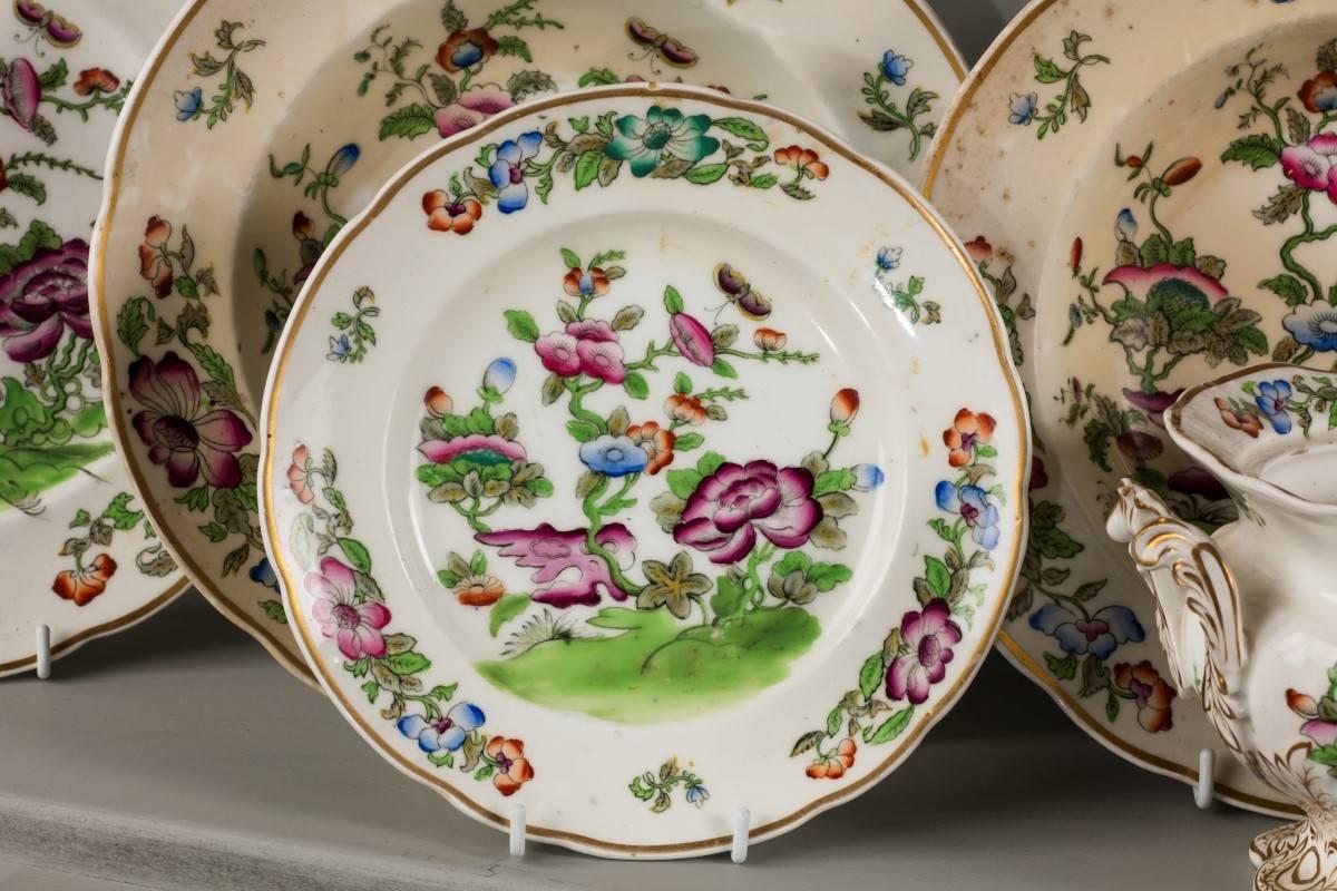 Mid-19th Century Oriental Design Part Dinner Service In Good Condition In Peterborough, Northamptonshire