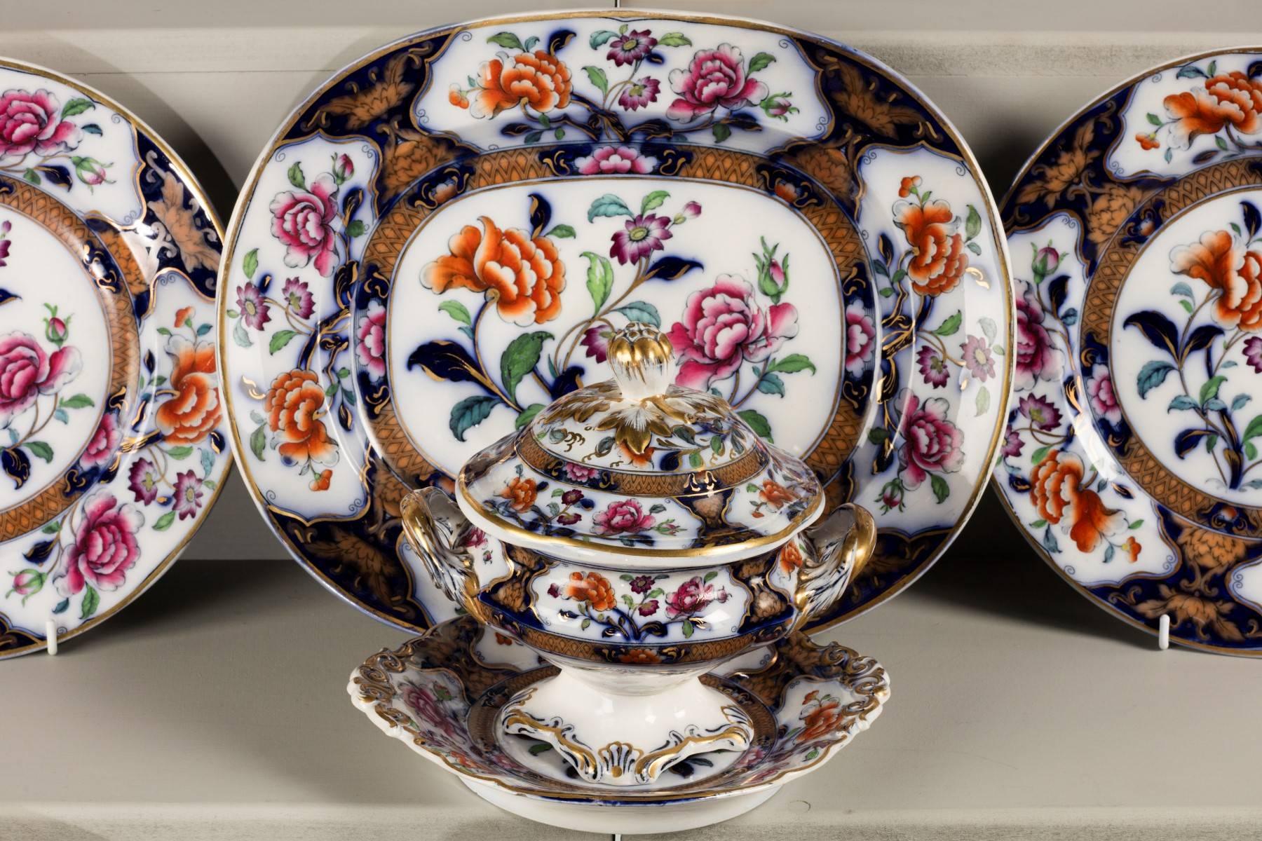 Mid-19th Century Staffordshire Part Dinner Service In Good Condition In Peterborough, Northamptonshire
