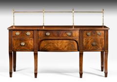 Enfilade en acajou d'époque Régence avec galerie en laiton