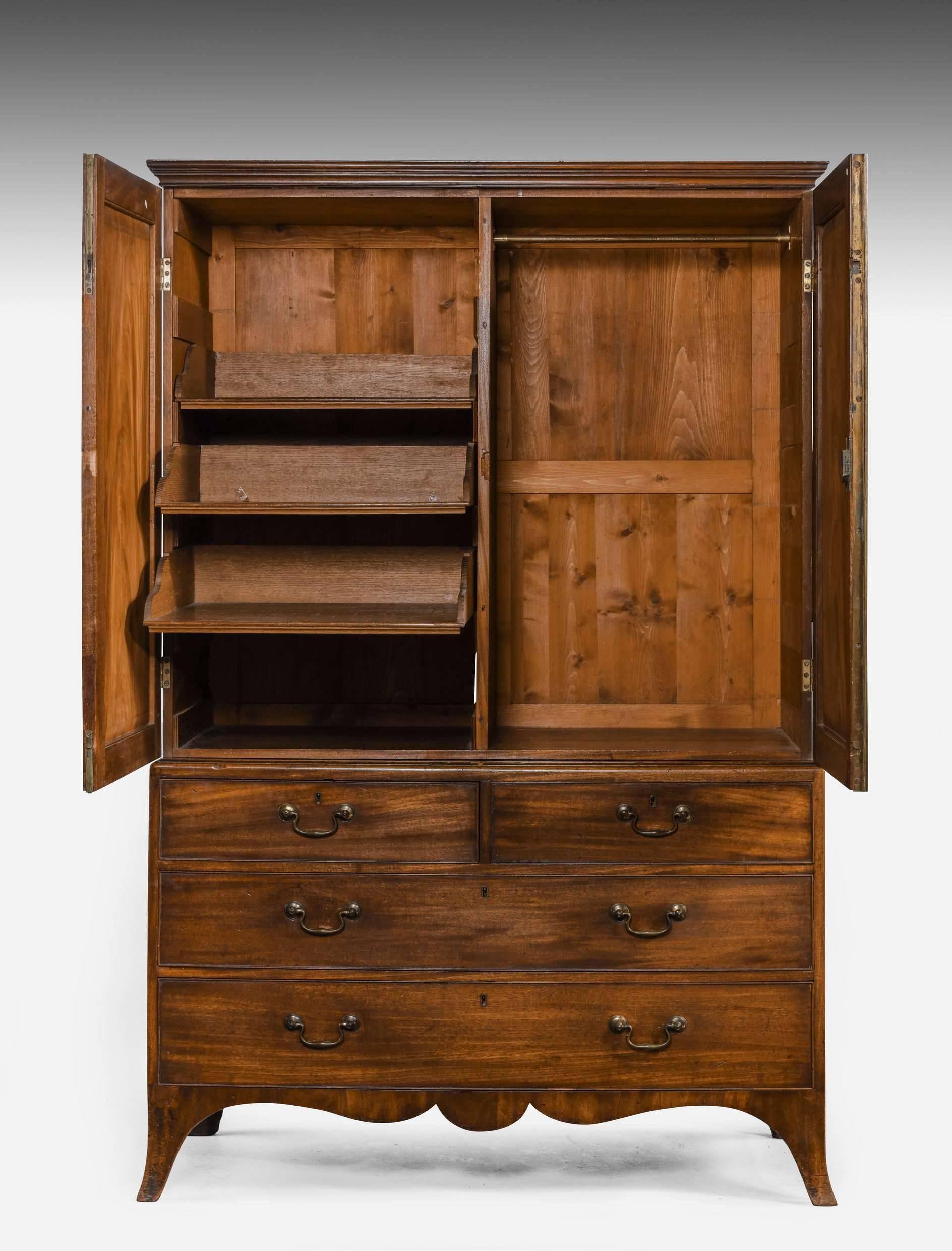 George III Period Mahogany Press with Original Sliding Oak Shelves In Excellent Condition In Peterborough, Northamptonshire