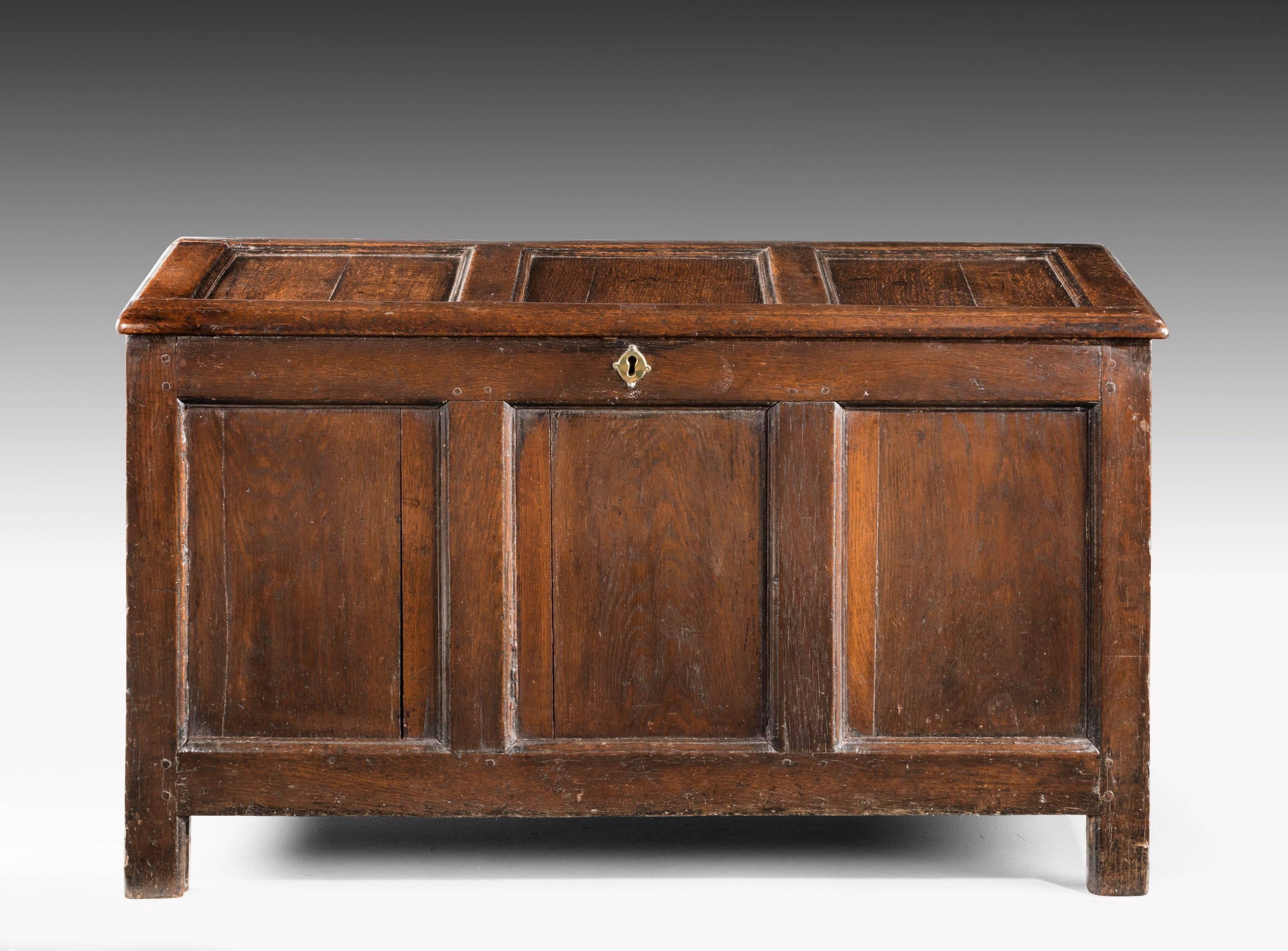 Early 18th Century Oak Panelled Kist with an Excellent Patina 1