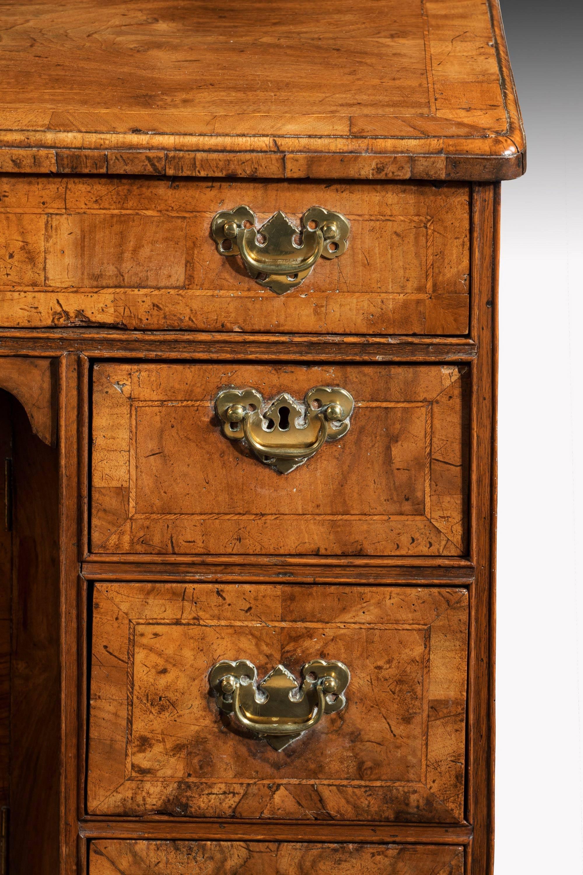Mid-18th Century Walnut Kneehole Desk with Excellent Detailing In Excellent Condition In Peterborough, Northamptonshire