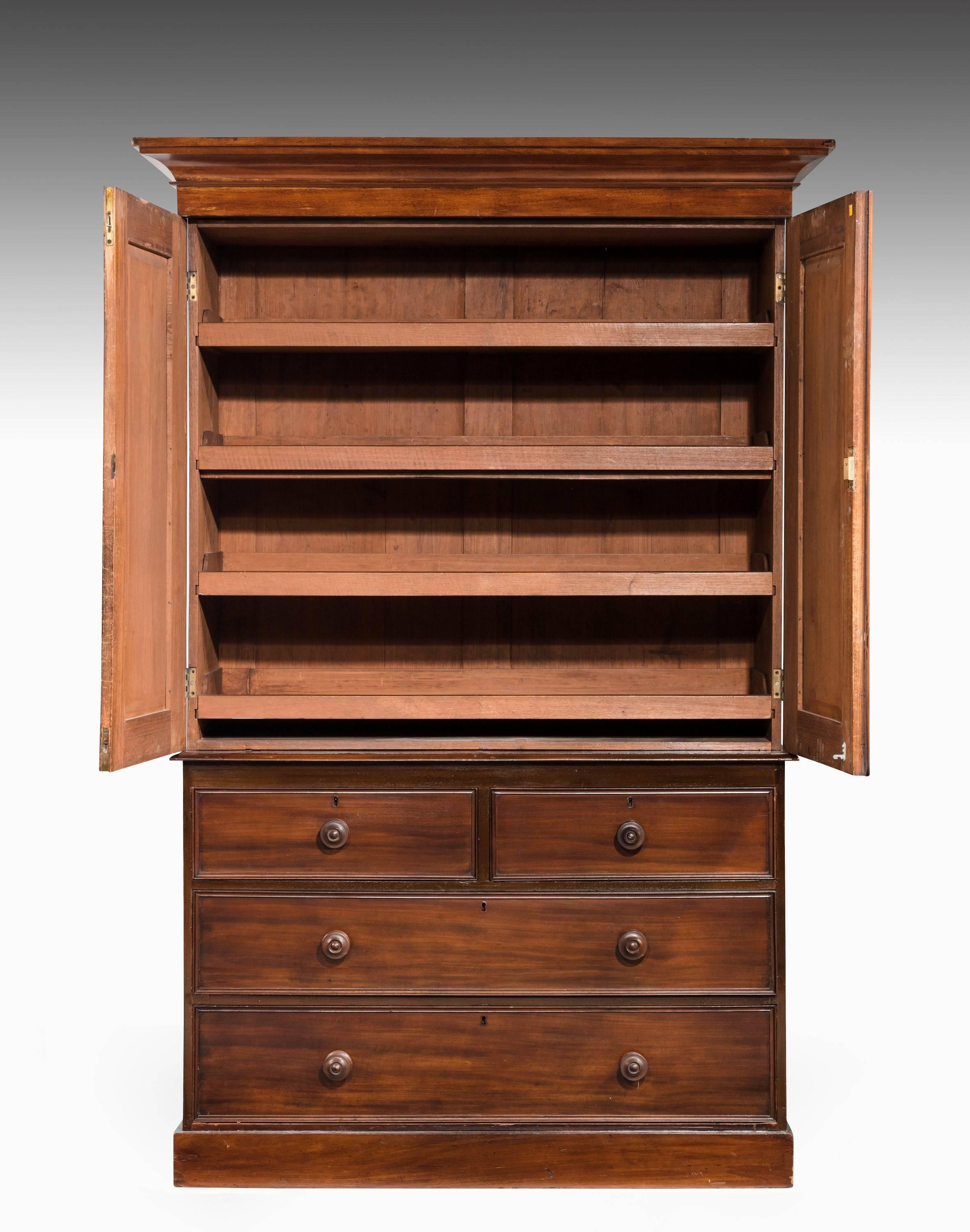 Late Regency Period Mahogany Press the Interior with Four Shelves In Excellent Condition In Peterborough, Northamptonshire