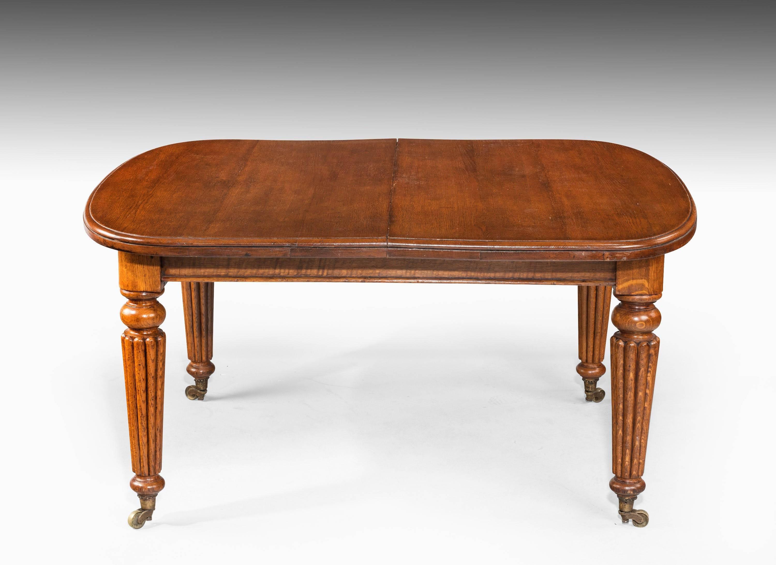 Late Regency Period Mahogany Extending Dining Table with Reeded Decoration In Excellent Condition In Peterborough, Northamptonshire