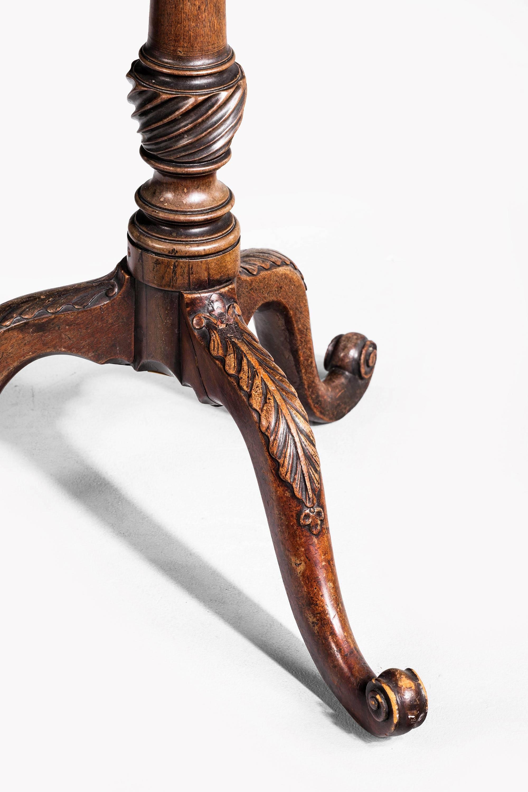 Mahagoni-Dreibein-Tisch mit Schalenplatte aus der George-III-Periode auf geschwungenen Zehen (Vereinigtes Königreich (UK))