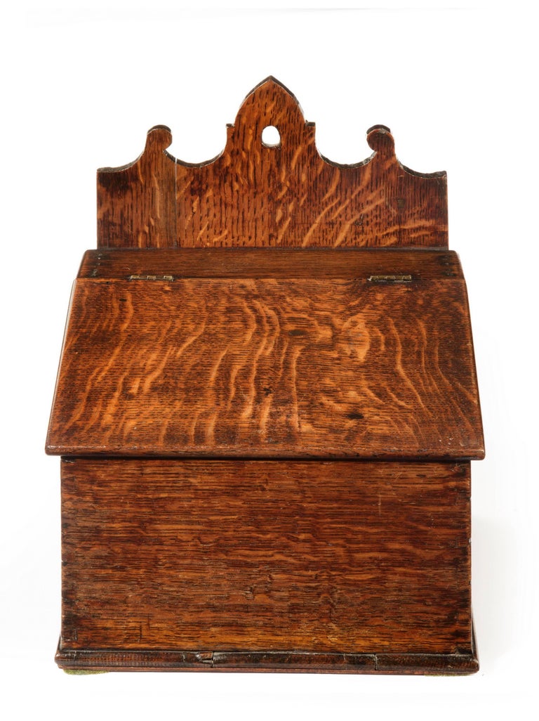 Mid-18th Century Oak Salt Box with a Shaped Hanging Arrangement In Excellent Condition In Peterborough, Northamptonshire