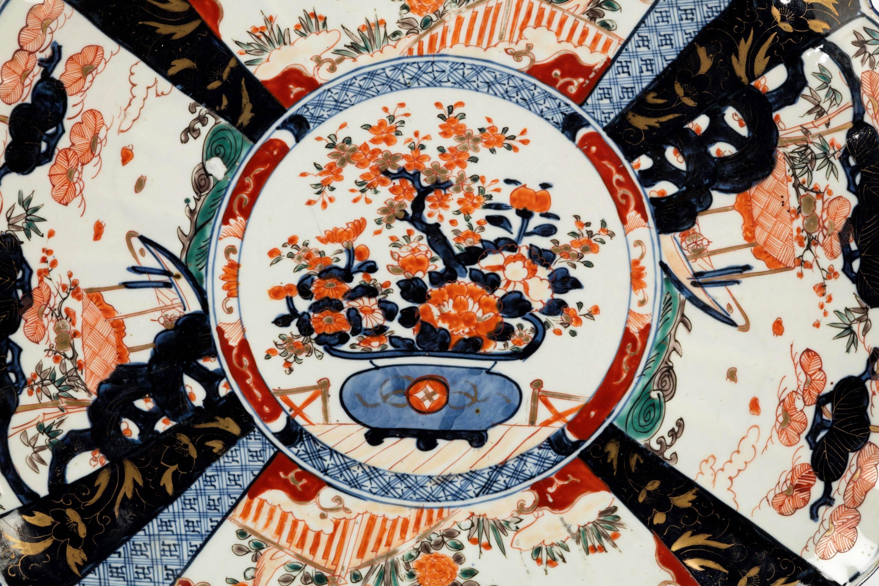 Mid-19th Century, Imari Charger with Lobe Edge Decoration In Excellent Condition In Peterborough, Northamptonshire