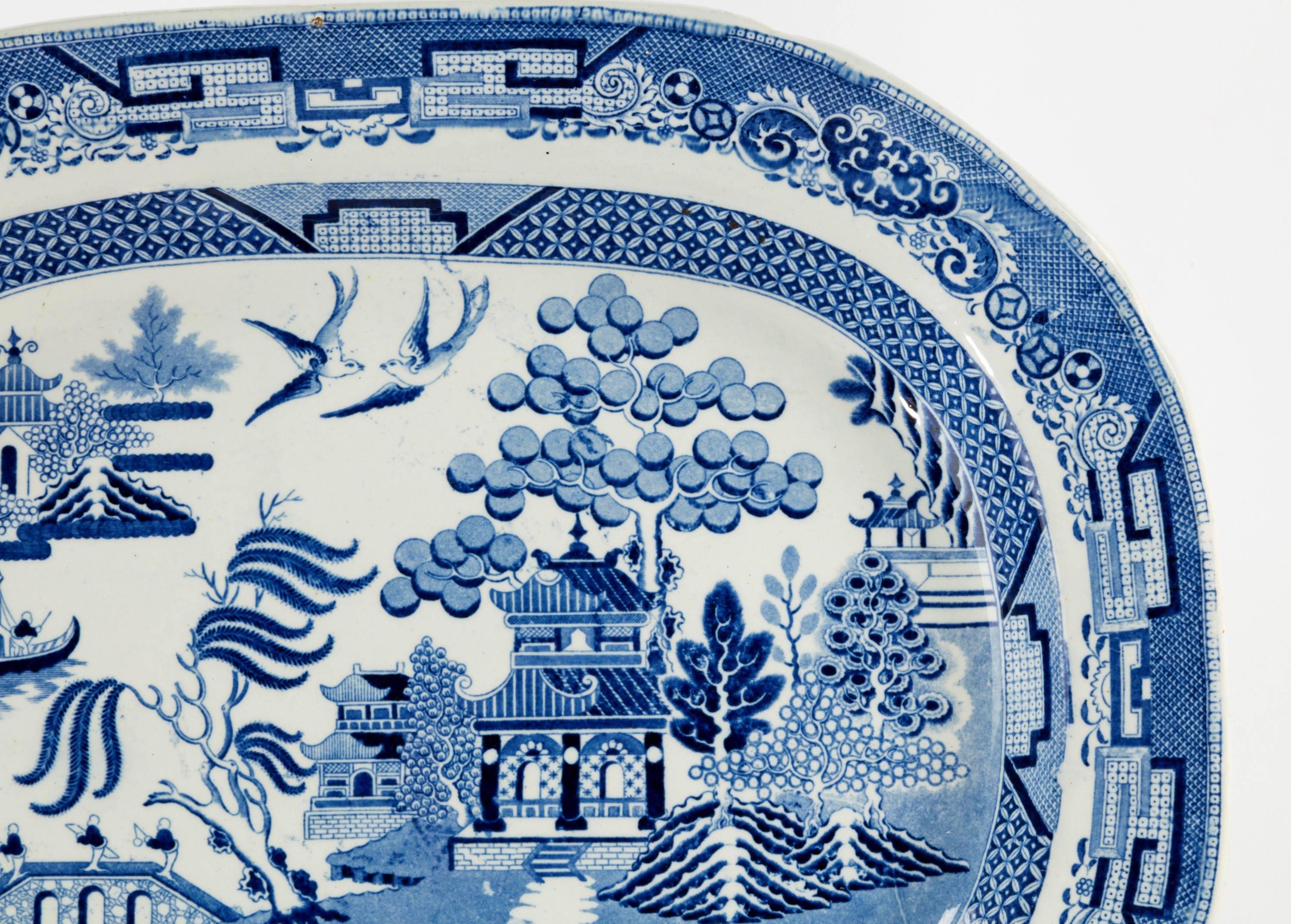 Suite of Three Mid-19th Century Graduated Pottery Willow Pattern Achetes In Excellent Condition In Peterborough, Northamptonshire